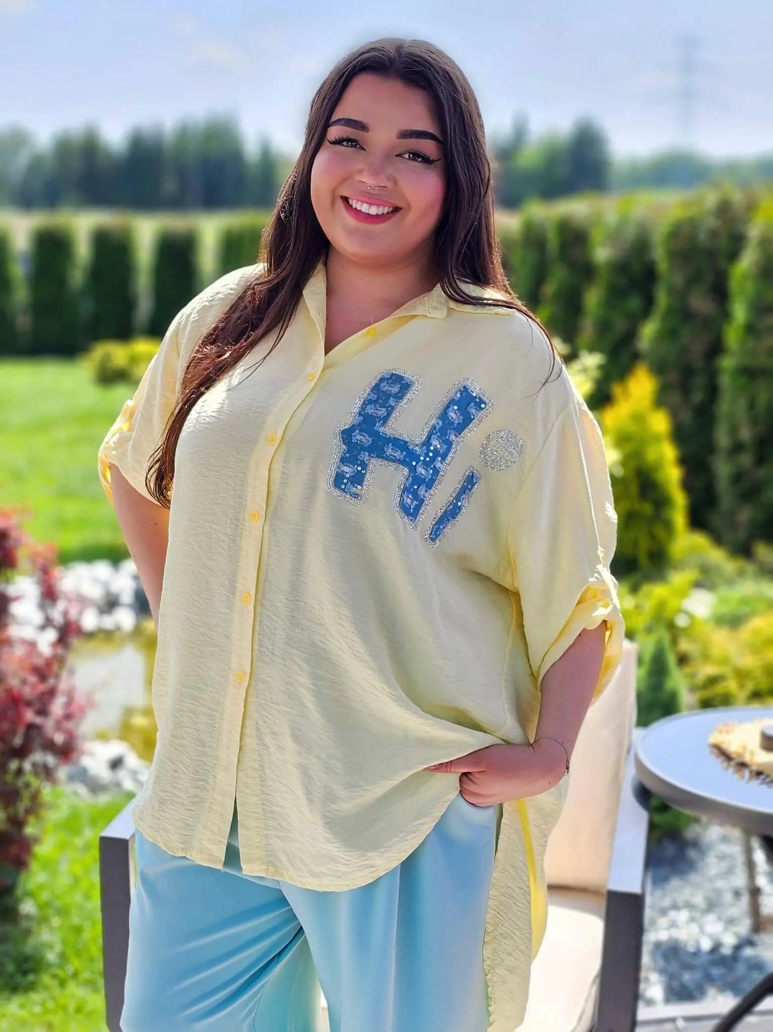 Koszula z efektem gniecenia i cekinowym napisem "Hi" - w kilku kolorach Stylowa XL