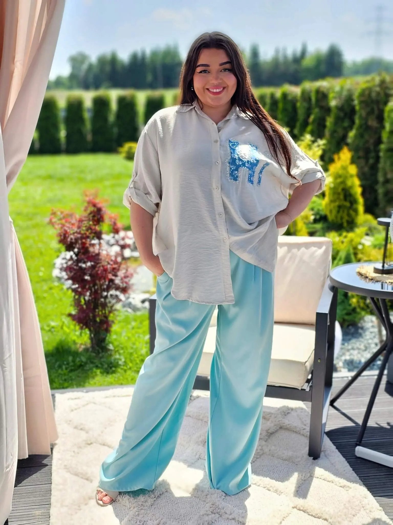 Koszula z efektem gniecenia i cekinowym napisem "Hi" - w kilku kolorach Stylowa XL