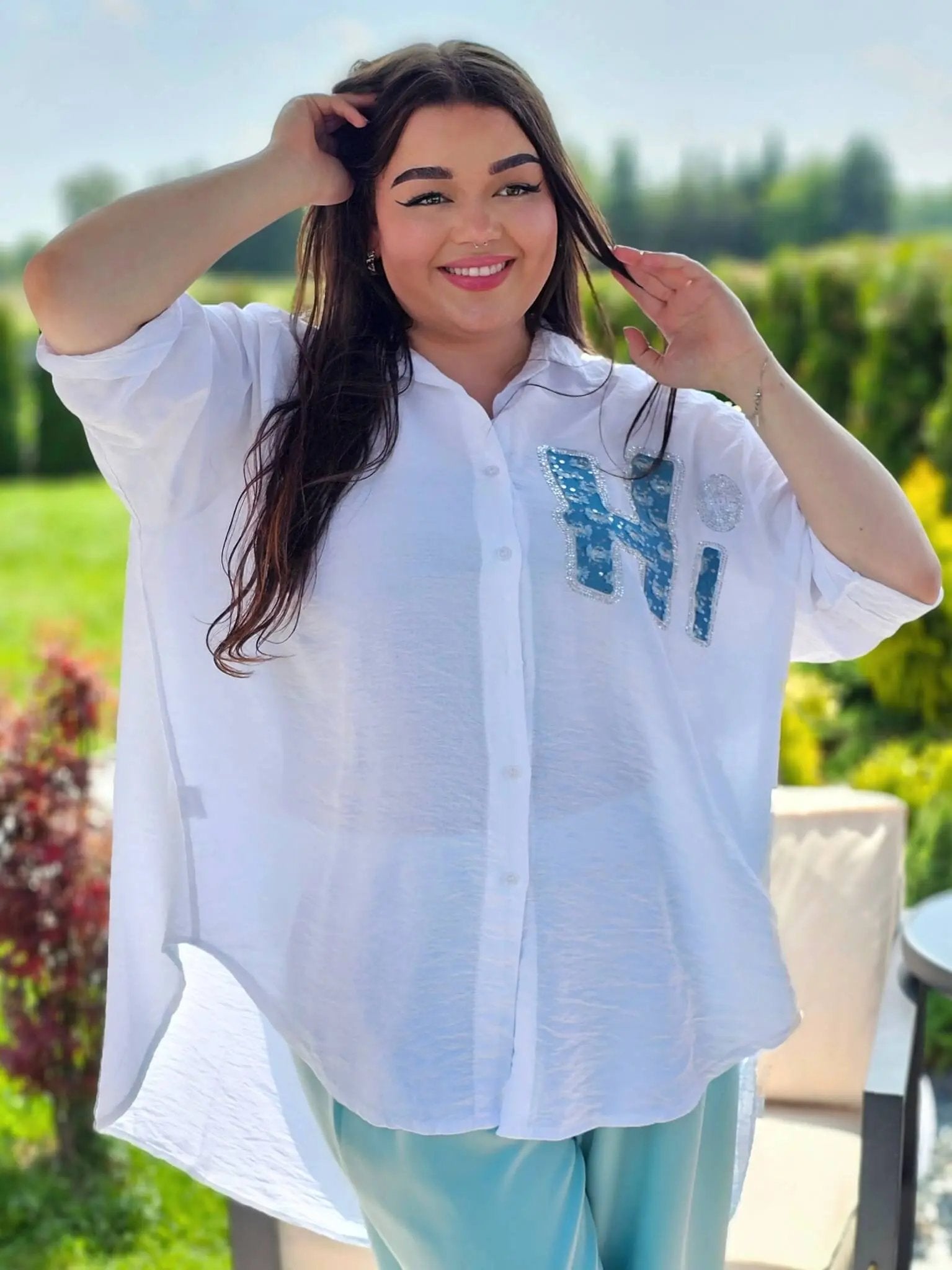 Koszula z efektem gniecenia i cekinowym napisem "Hi" - w kilku kolorach Stylowa XL