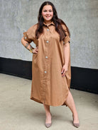 Koszulowa sukienka z kwiatowymi guzikami Stylowa XL