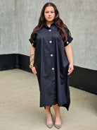 Koszulowa sukienka z kwiatowymi guzikami Stylowa XL