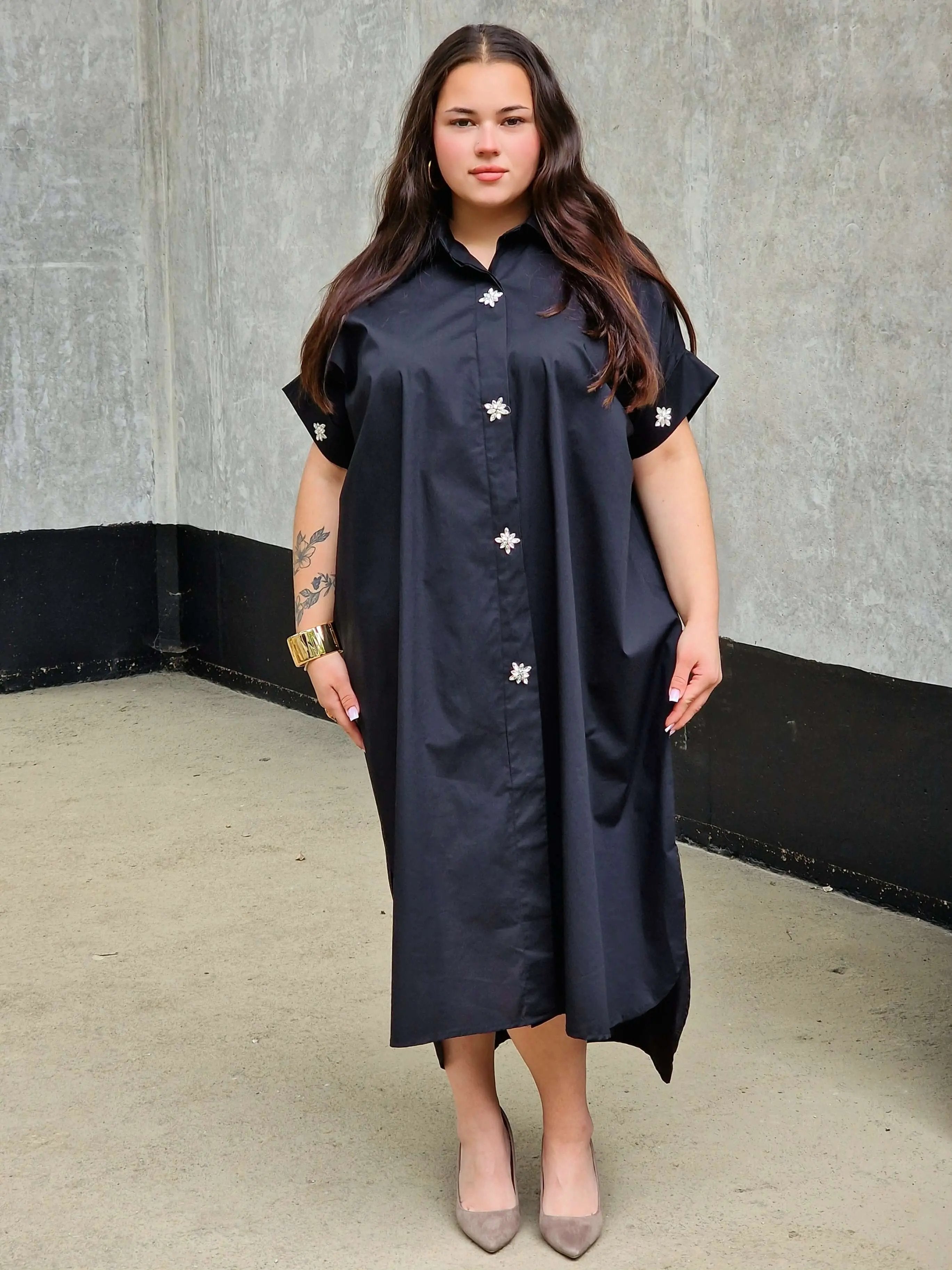 Koszulowa sukienka z kwiatowymi guzikami Stylowa XL