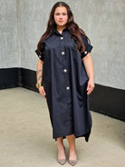 Koszulowa sukienka z kwiatowymi guzikami Stylowa XL