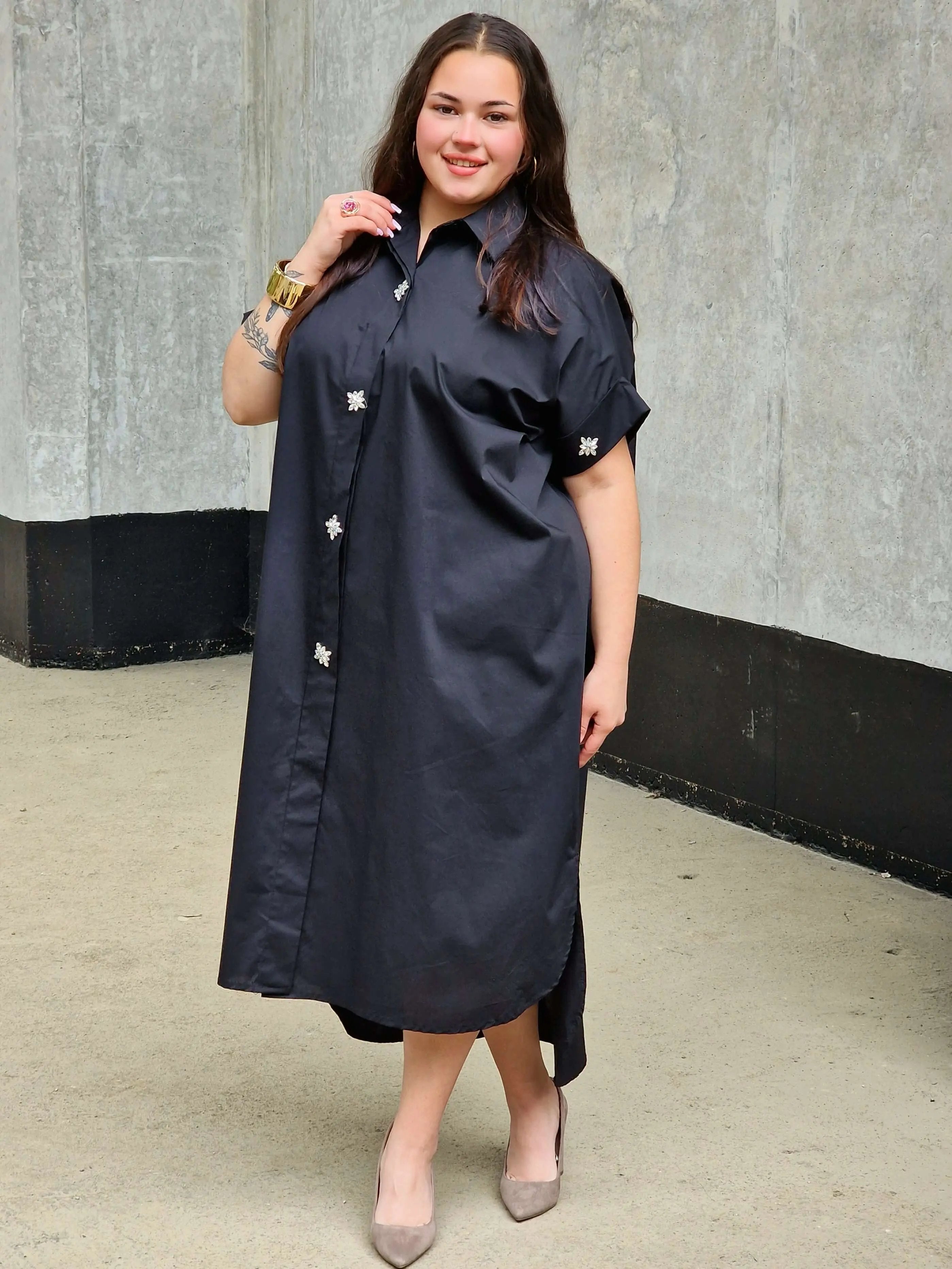 Koszulowa sukienka z kwiatowymi guzikami Stylowa XL