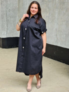 Koszulowa sukienka z kwiatowymi guzikami Stylowa XL