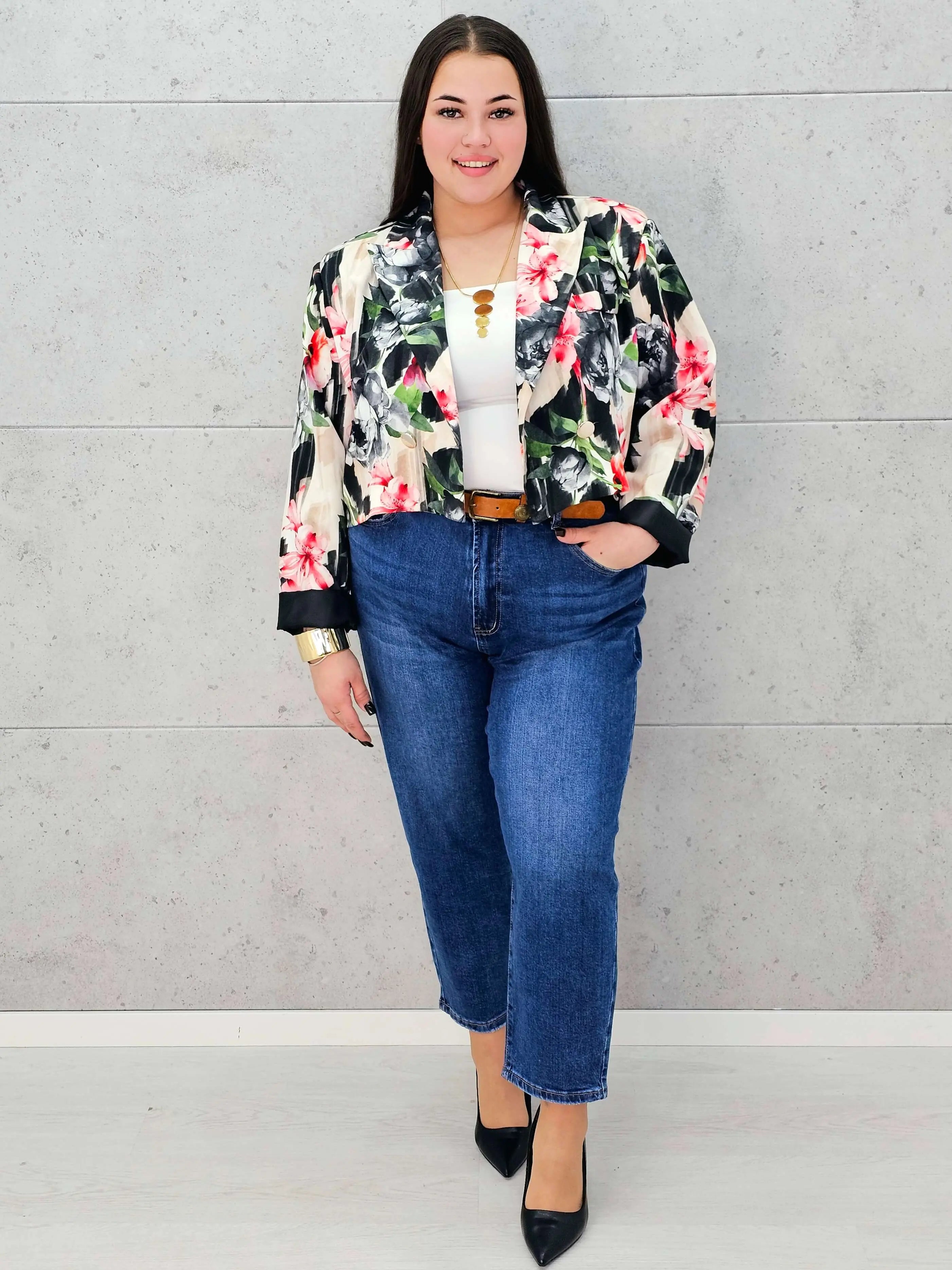 Krótka marynarka plus size w kwiaty – elegancja w modnym wydaniu Stylowa XL Stylowa XL