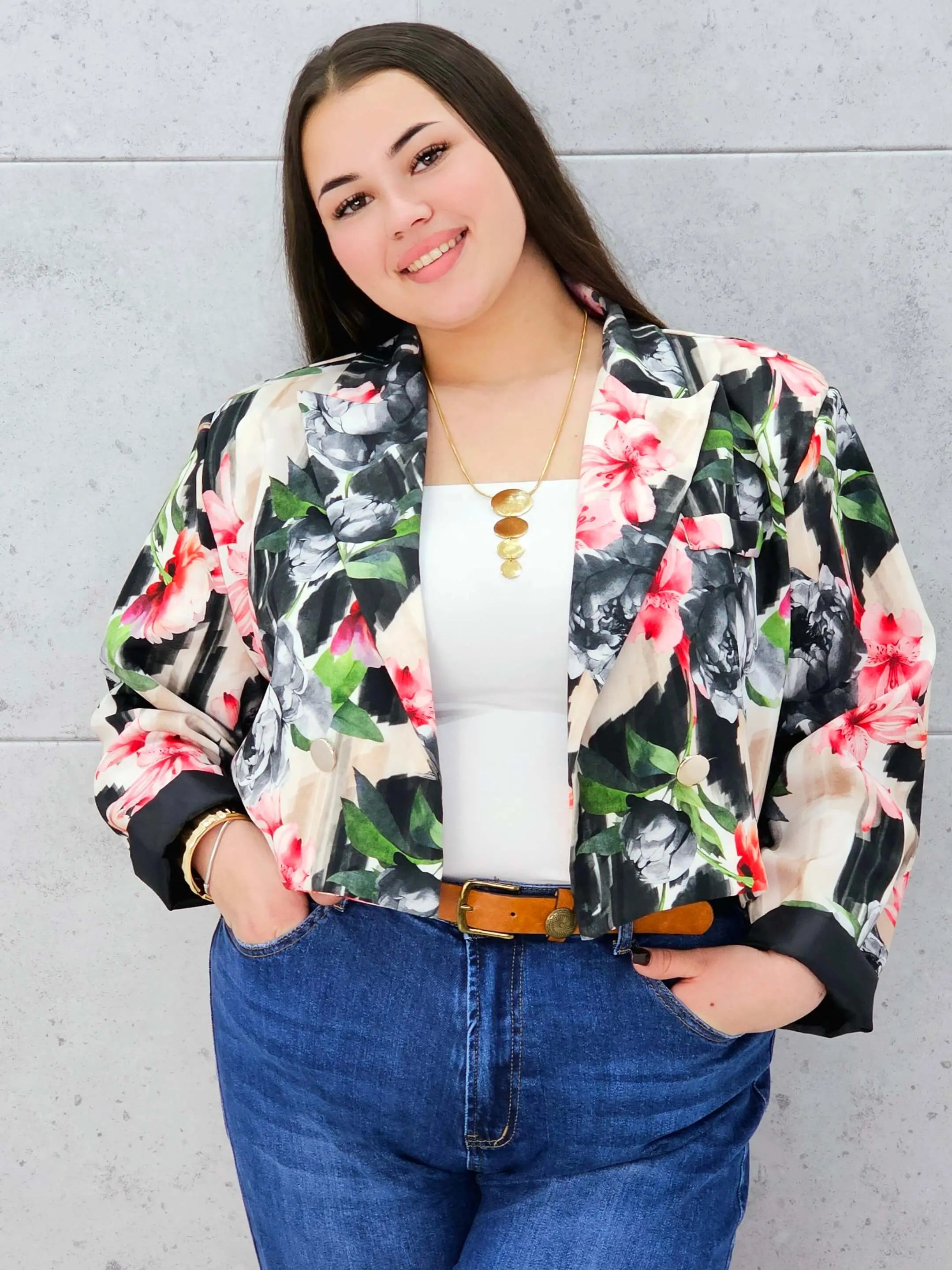 Krótka marynarka plus size w kwiaty – elegancja w modnym wydaniu Stylowa XL Stylowa XL