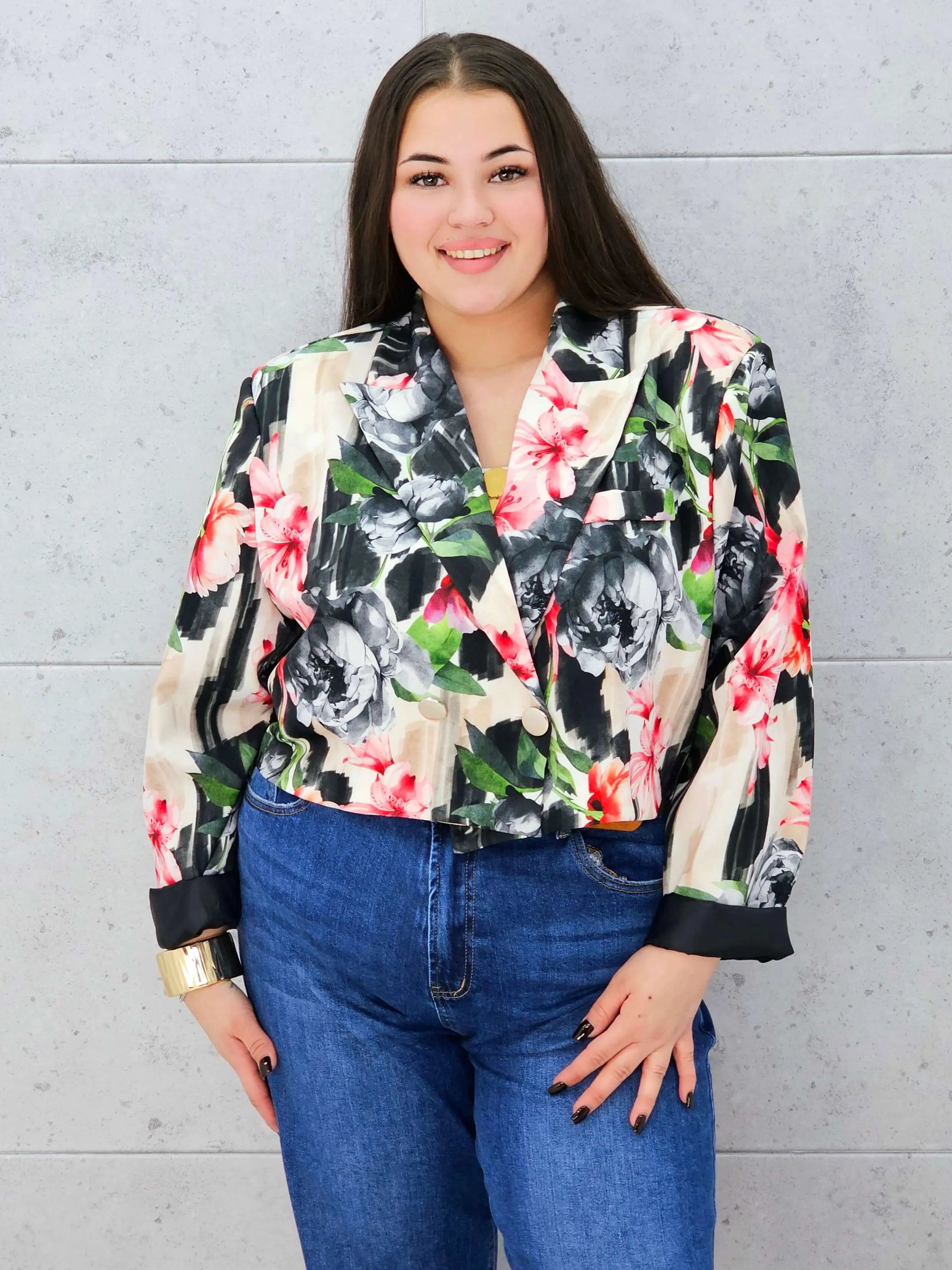 Krótka marynarka plus size w kwiaty – elegancja w modnym wydaniu Stylowa XL Stylowa XL