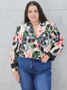 Krótka marynarka plus size w kwiaty – elegancja w modnym wydaniu Stylowa XL Stylowa XL