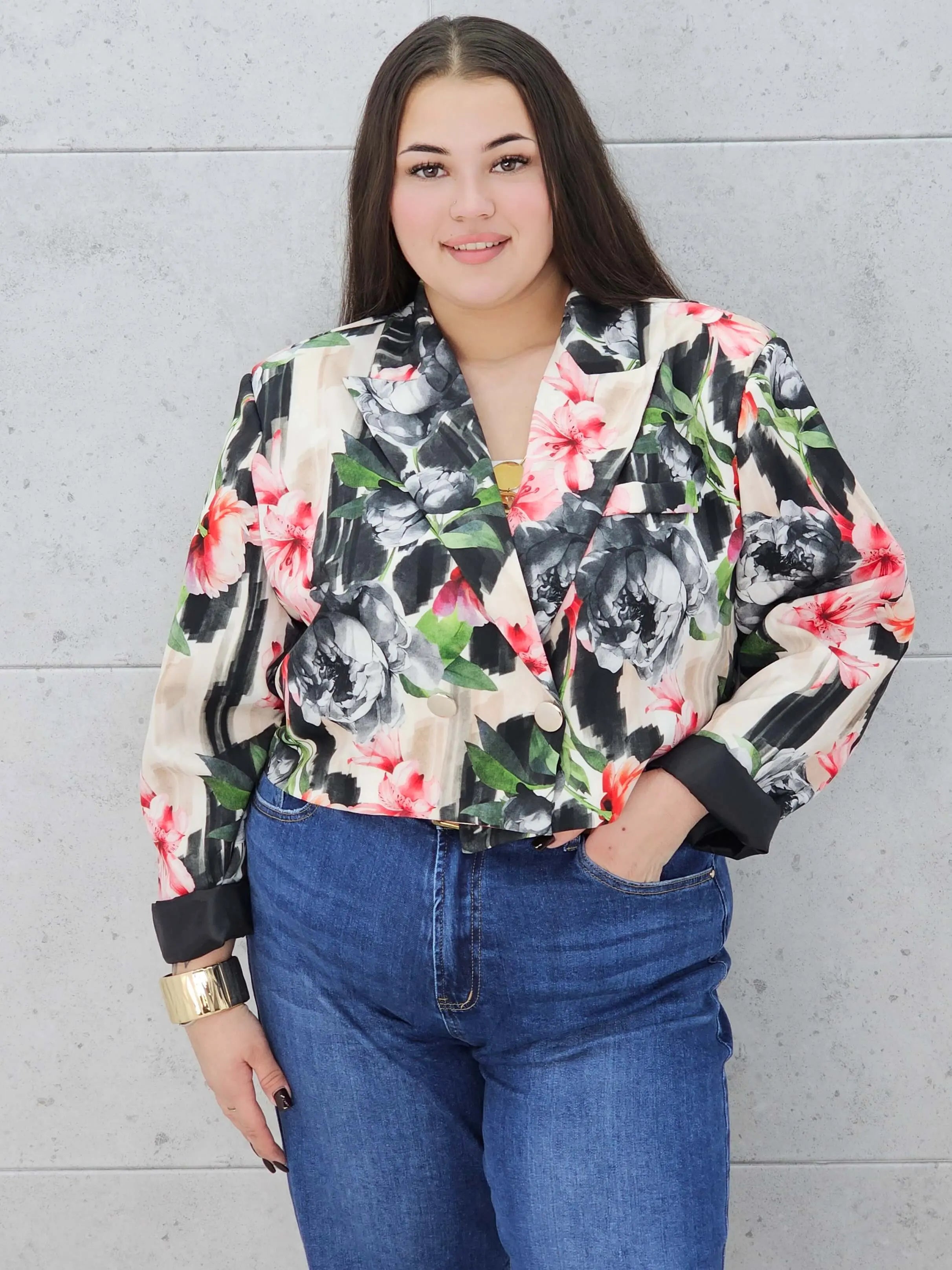 Krótka marynarka plus size w kwiaty – elegancja w modnym wydaniu Stylowa XL Stylowa XL