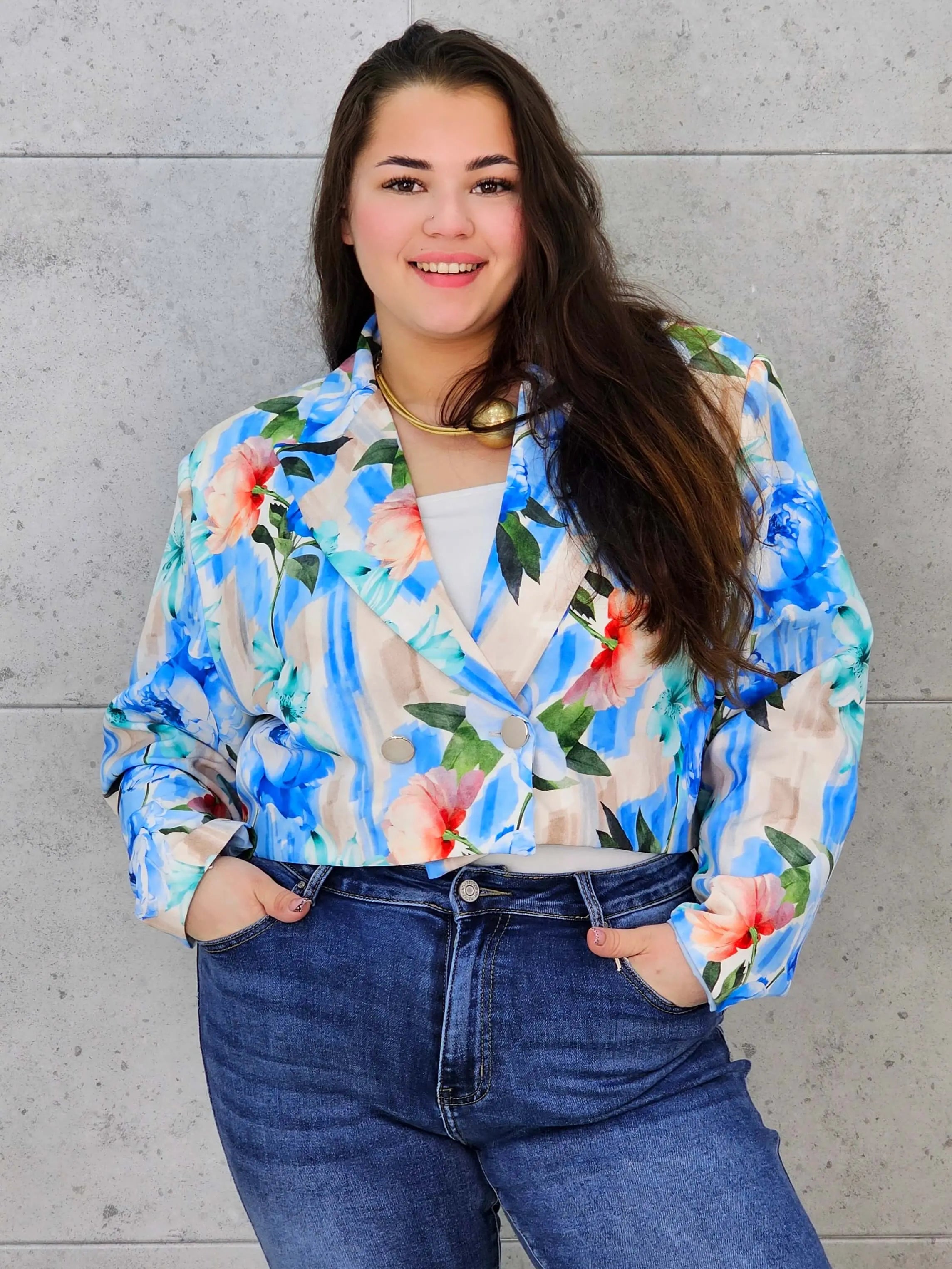 Krótka marynarka plus size w kwiaty – elegancja w modnym wydaniu Stylowa XL Stylowa XL