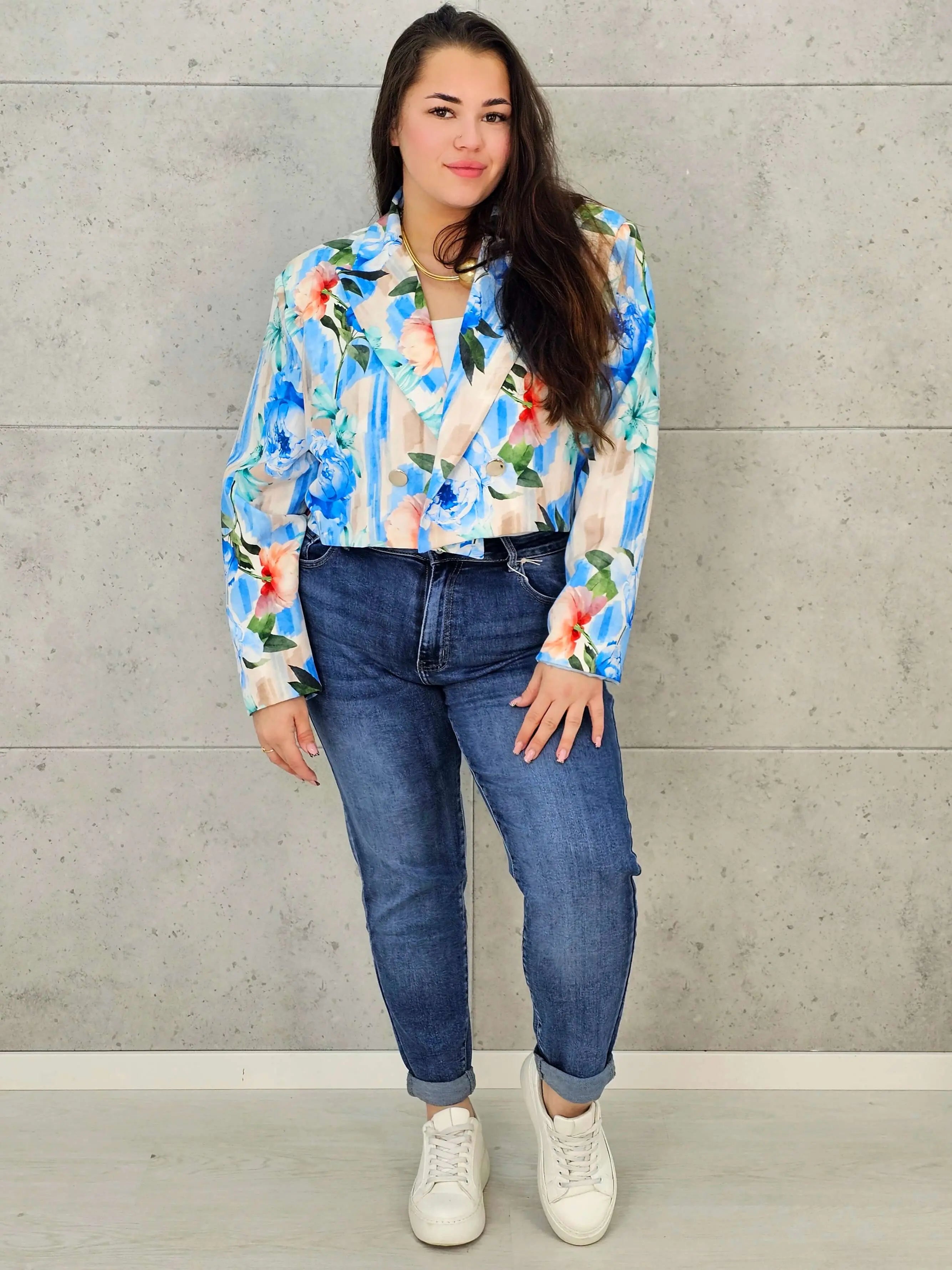 Krótka marynarka plus size w kwiaty – elegancja w modnym wydaniu Stylowa XL Stylowa XL