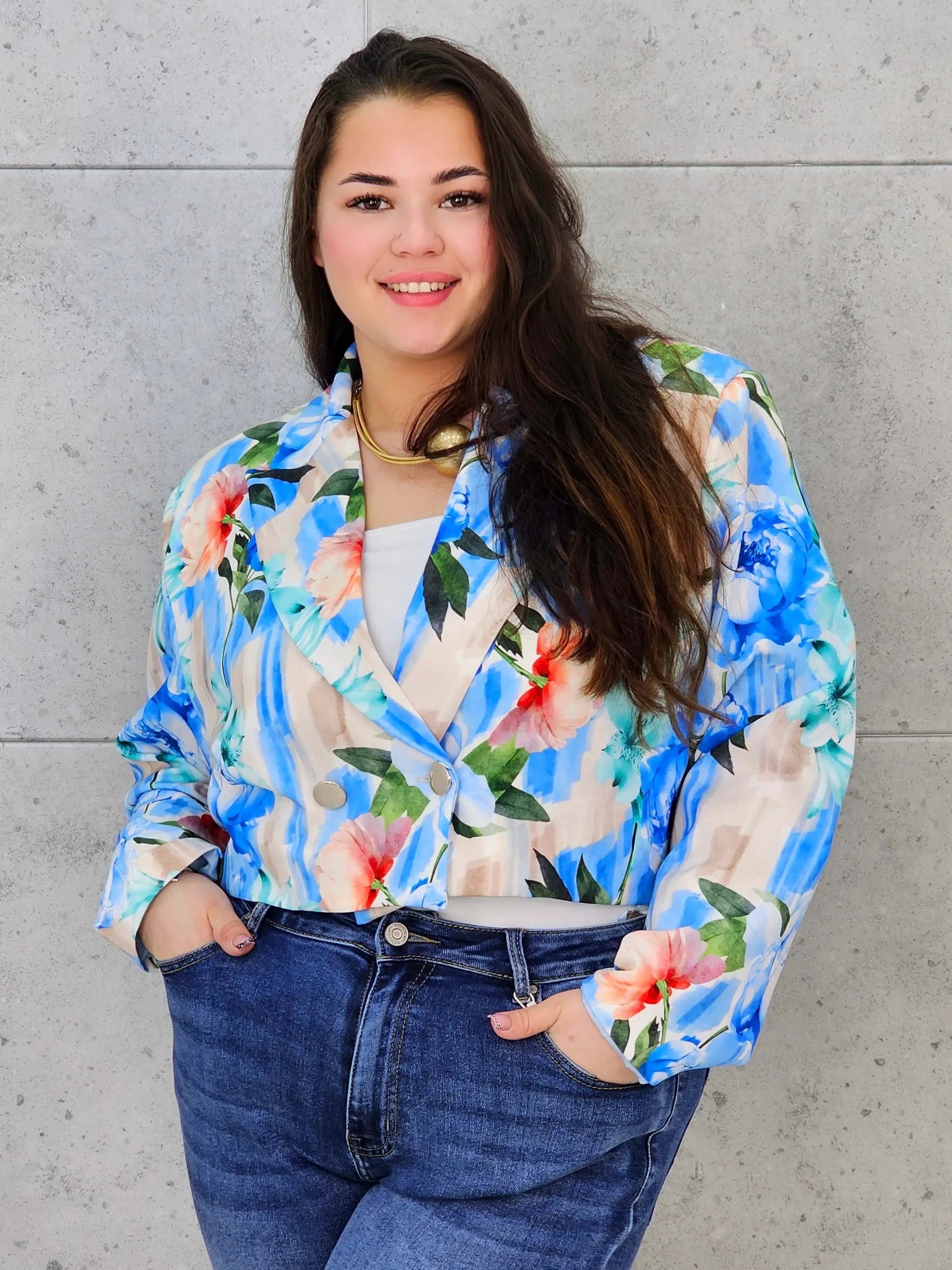 Krótka marynarka plus size w kwiaty – elegancja w modnym wydaniu Stylowa XL Stylowa XL