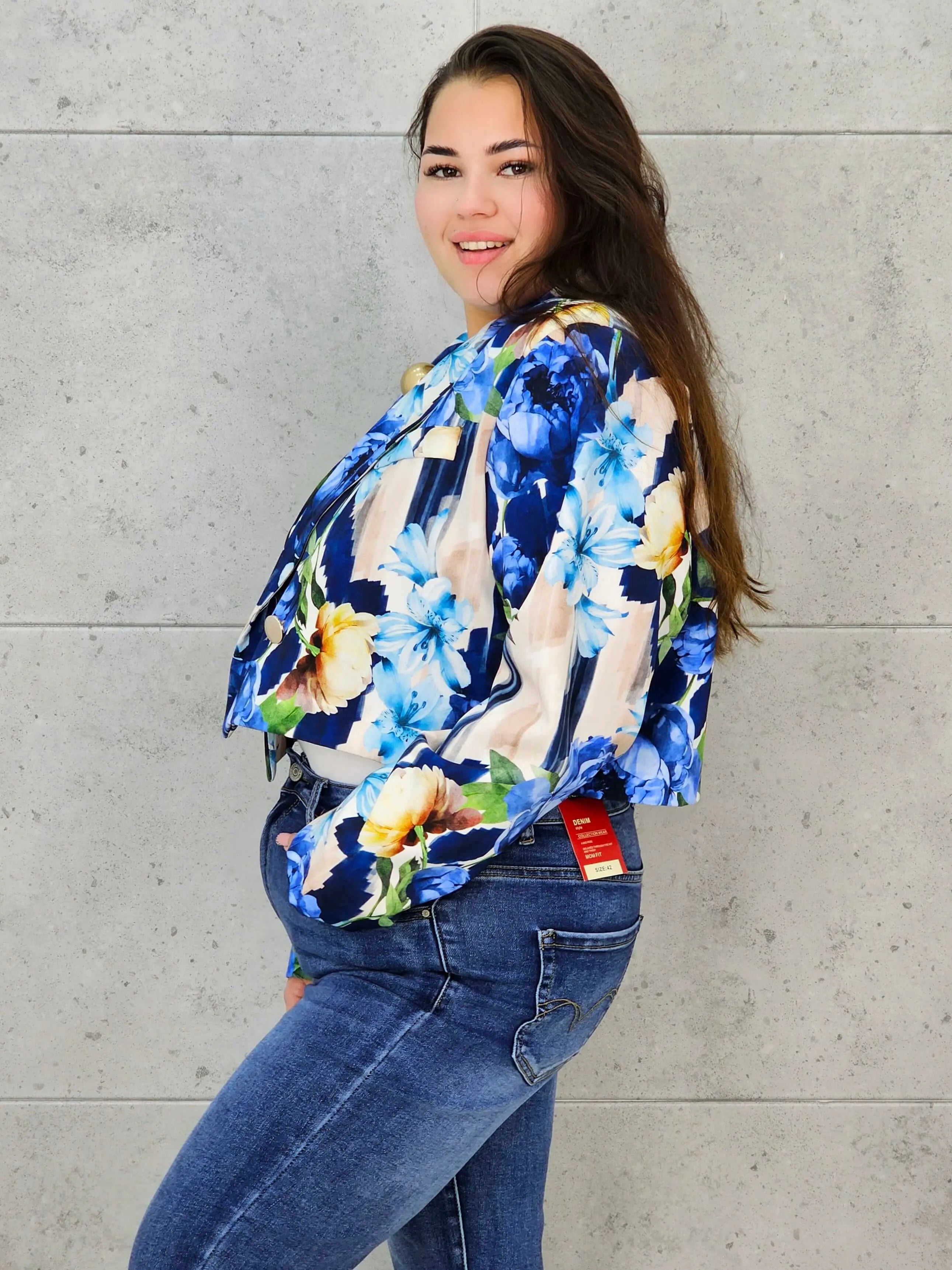 Krótka marynarka plus size w kwiaty – elegancja w modnym wydaniu Stylowa XL Stylowa XL