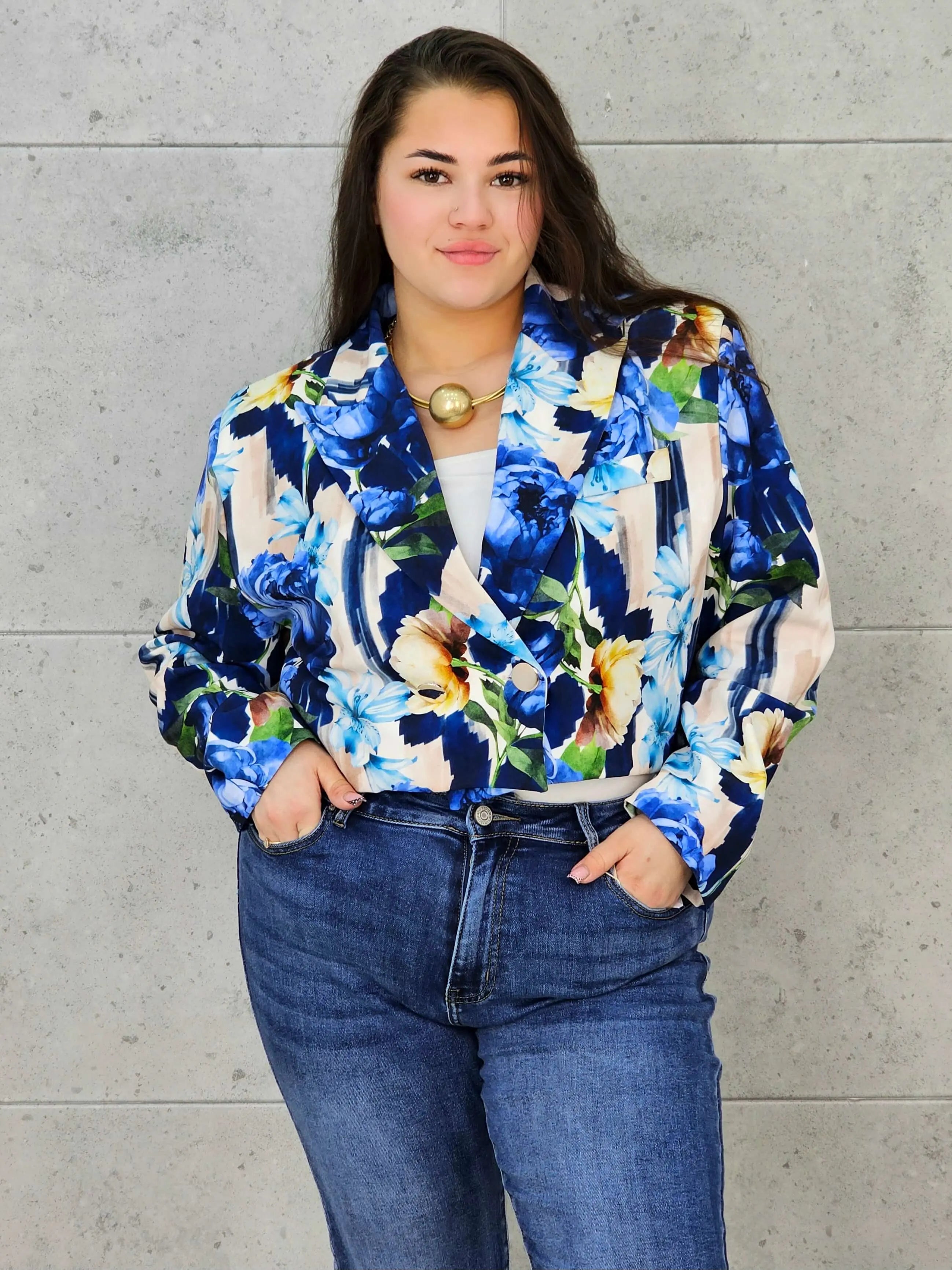 Krótka marynarka plus size w kwiaty – elegancja w modnym wydaniu Stylowa XL Stylowa XL