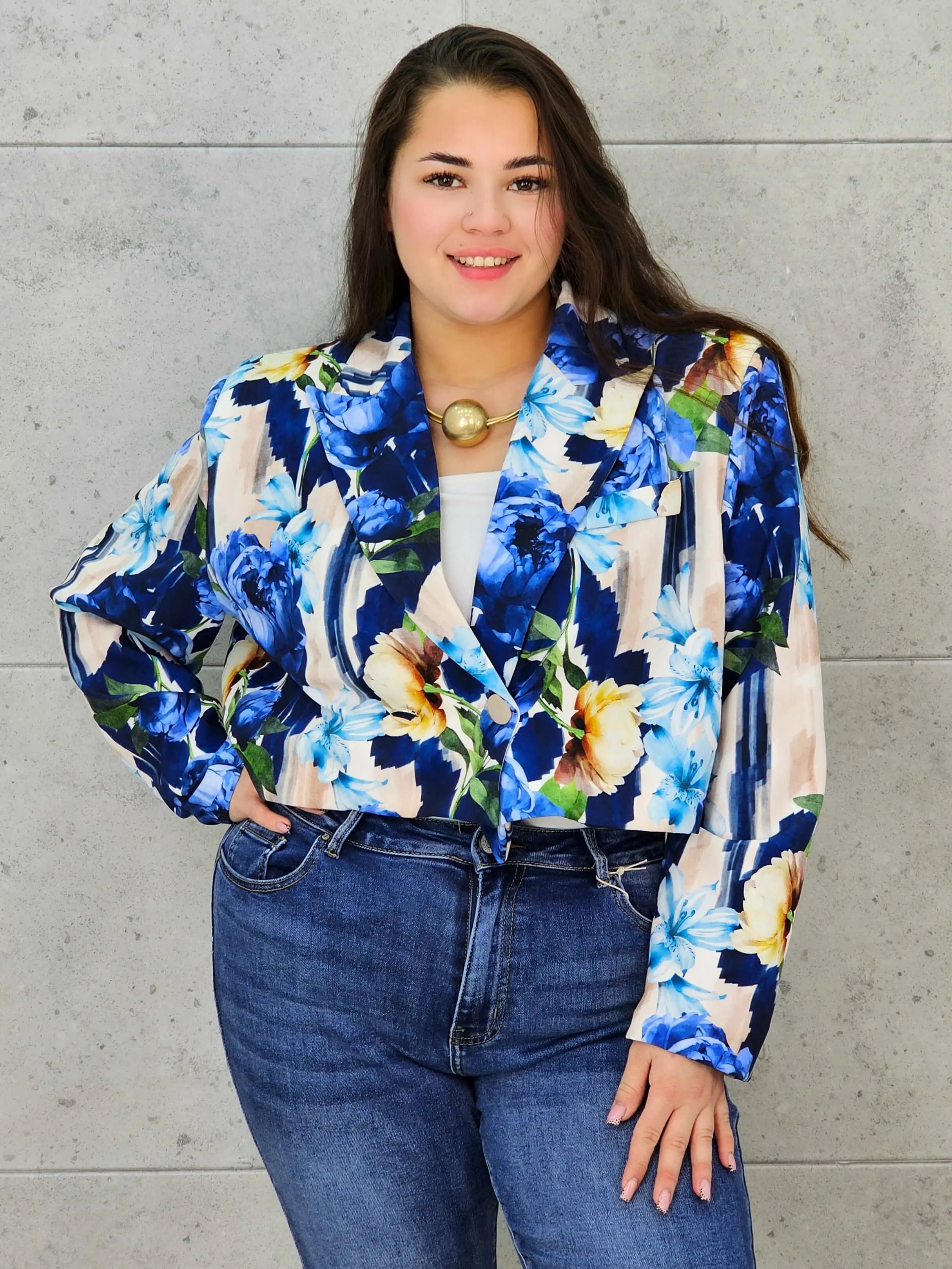 Krótka marynarka plus size w kwiaty – elegancja w modnym wydaniu Stylowa XL Stylowa XL