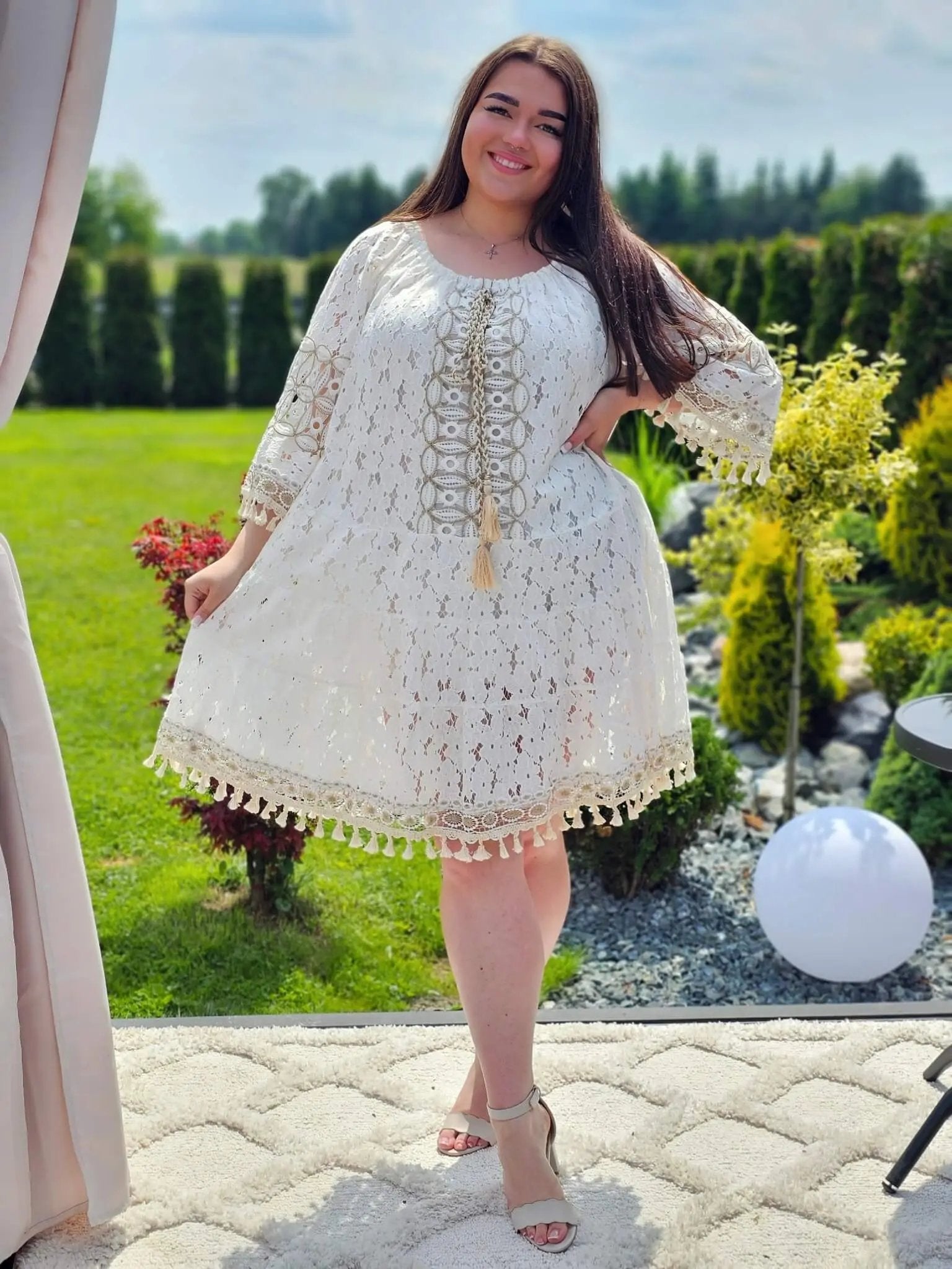 Krótka sukienka z koronką i chwostami Stylowa XL