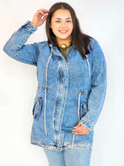 Kurtka jeansowa plus size – długa katana XXL z wiązaniem Stylowa XL