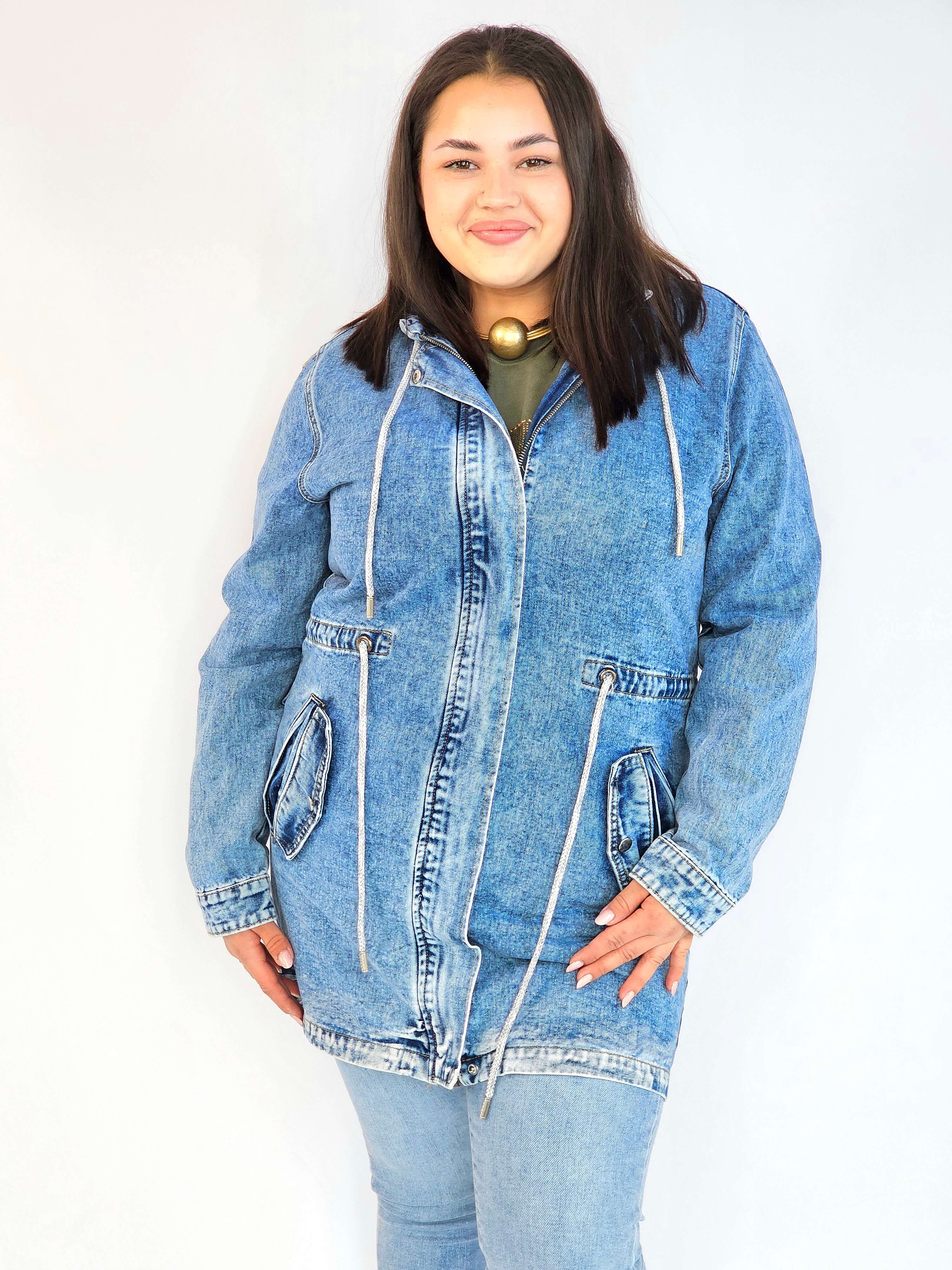 Kurtka jeansowa plus size – długa katana XXL z wiązaniem Stylowa XL