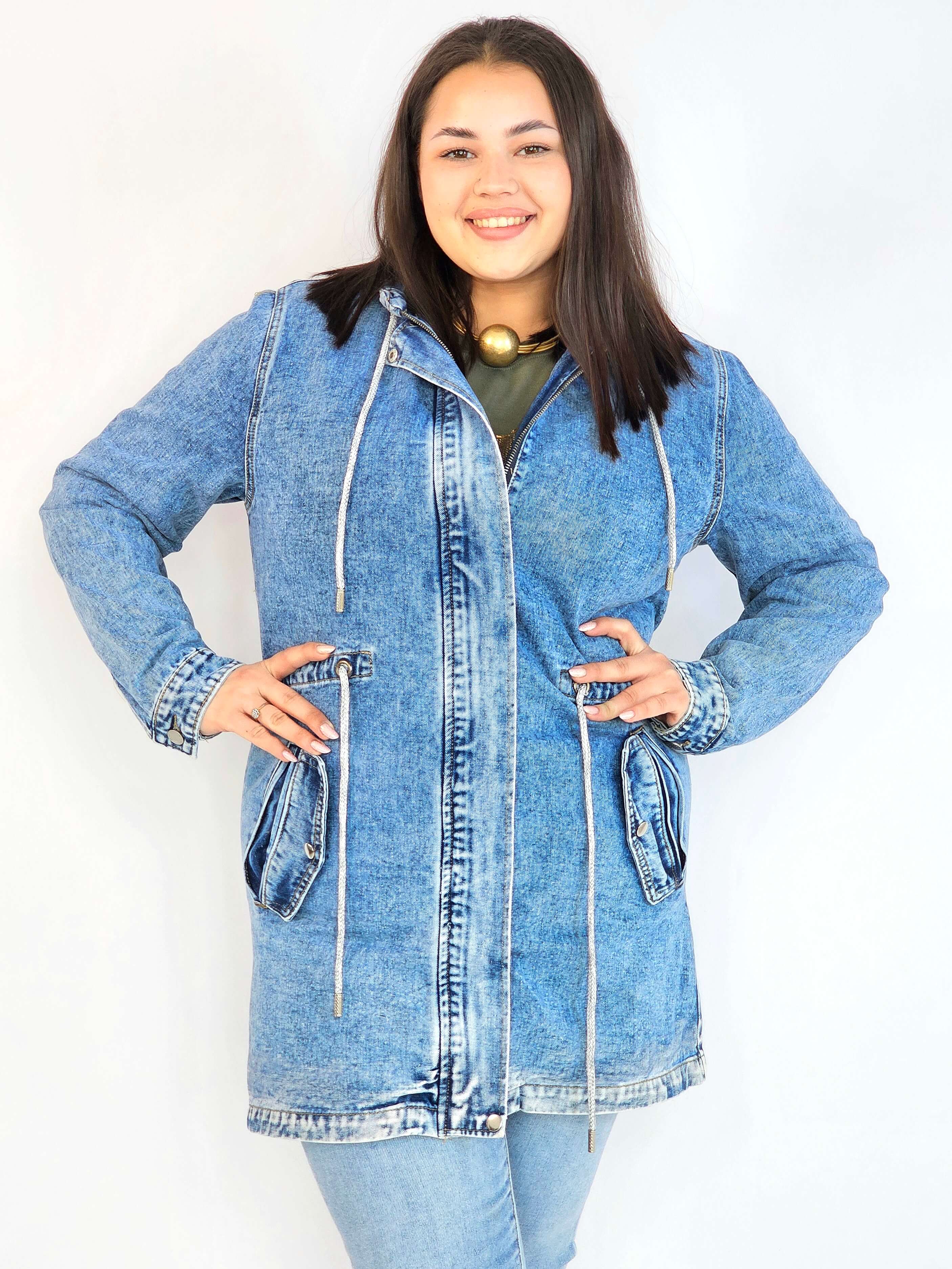 Kurtka jeansowa plus size – długa katana XXL z wiązaniem Stylowa XL