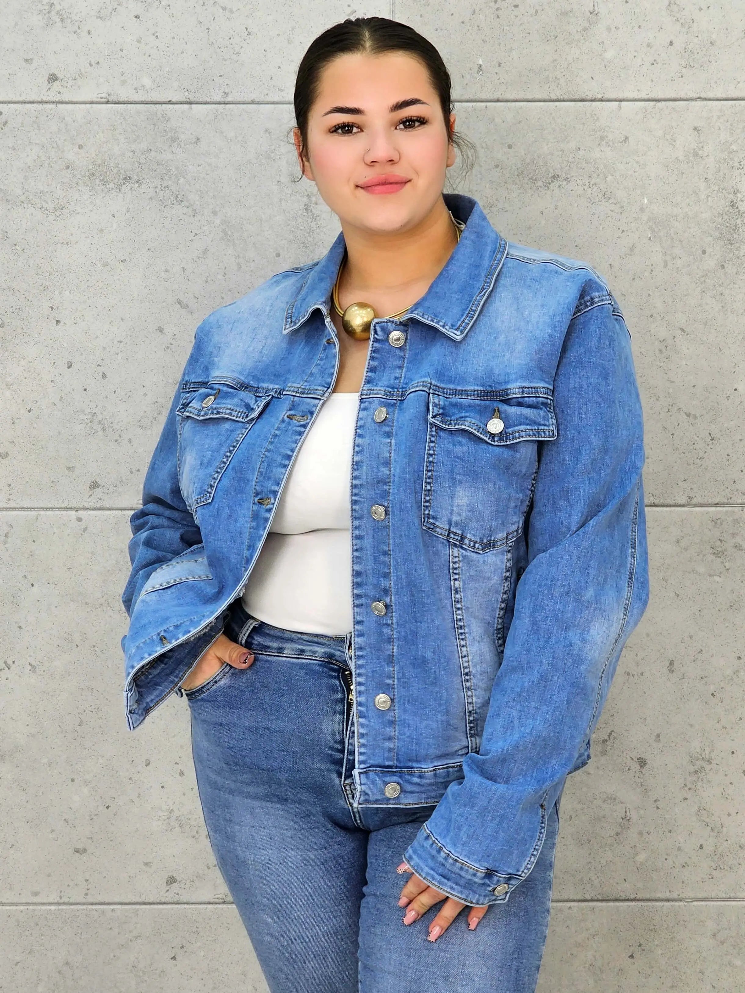 Kurtka jeansowa plus size – klasyka, która podkreśla kobiecą sylwetkę XXL Stylowa XL