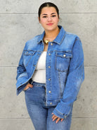 Kurtka jeansowa plus size – klasyka, która podkreśla kobiecą sylwetkę XXL Stylowa XL