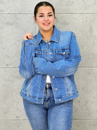 Kurtka jeansowa plus size – klasyka, która podkreśla kobiecą sylwetkę XXL Stylowa XL