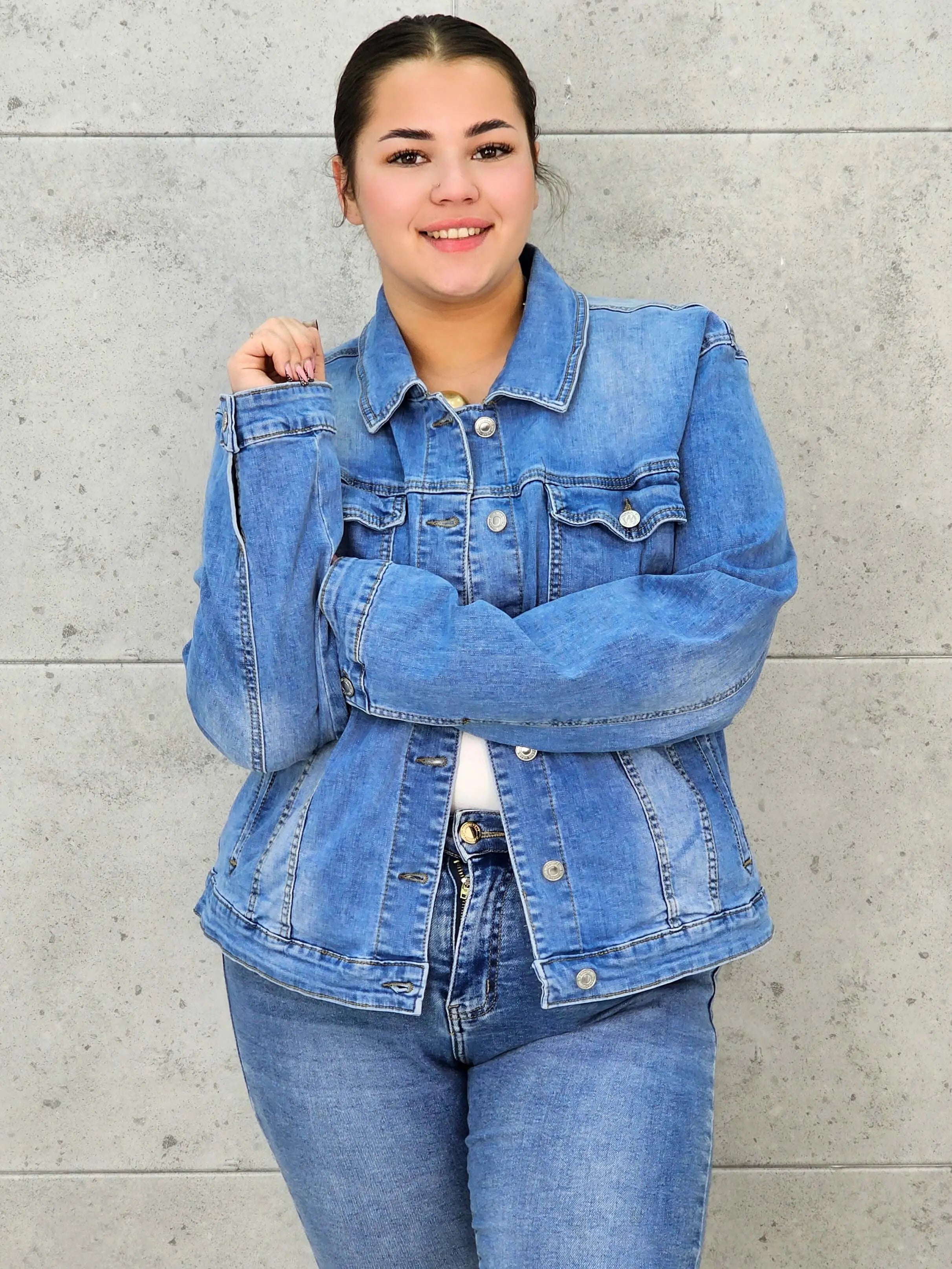 Kurtka jeansowa plus size – klasyka, która podkreśla kobiecą sylwetkę XXL Stylowa XL