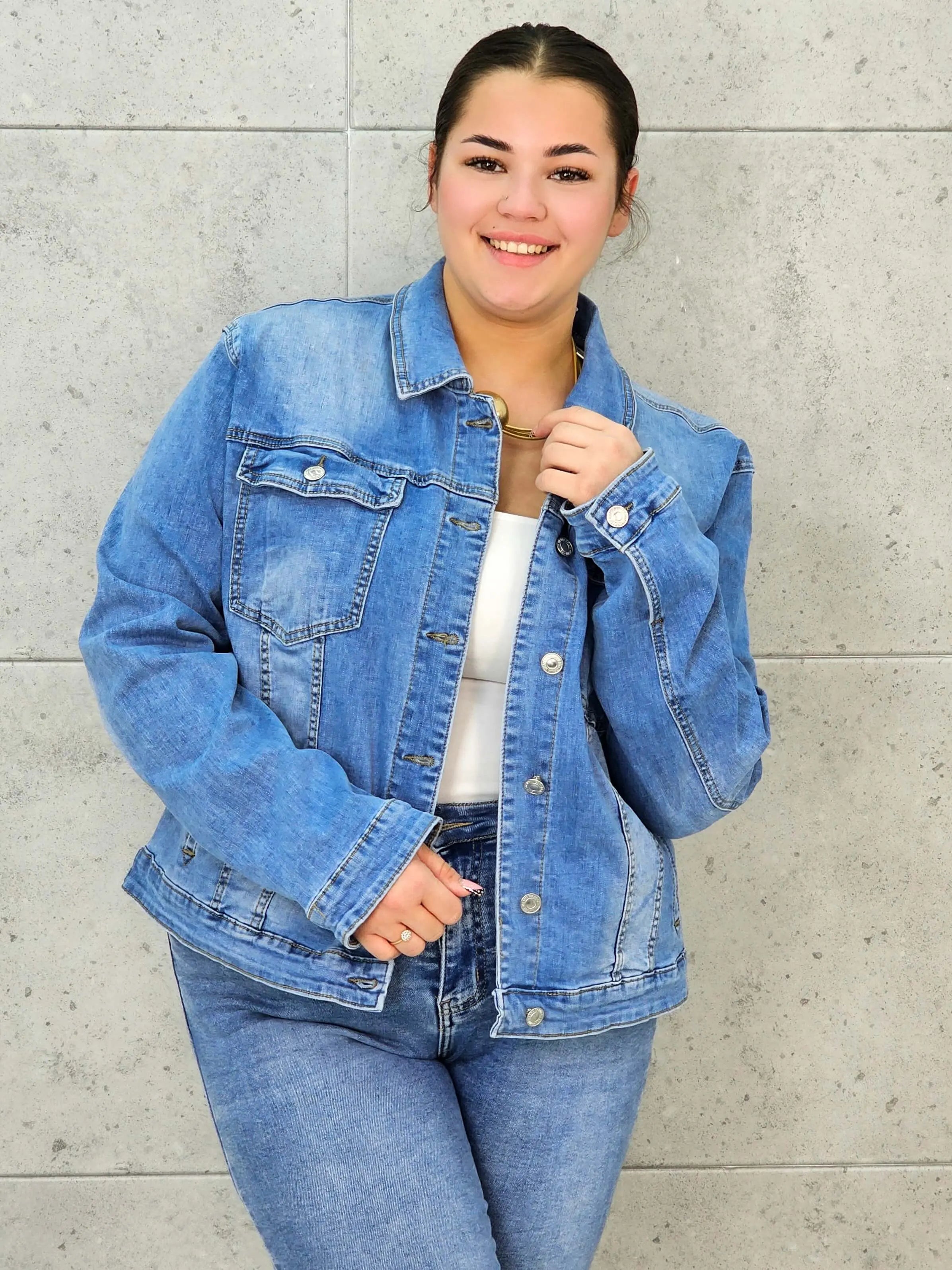 Kurtka jeansowa plus size – klasyka, która podkreśla kobiecą sylwetkę XXL Stylowa XL