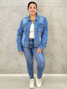 Kurtka jeansowa plus size – klasyka, która podkreśla kobiecą sylwetkę XXL Stylowa XL
