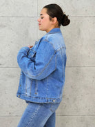 Kurtka jeansowa plus size – klasyka, która podkreśla kobiecą sylwetkę XXL Stylowa XL