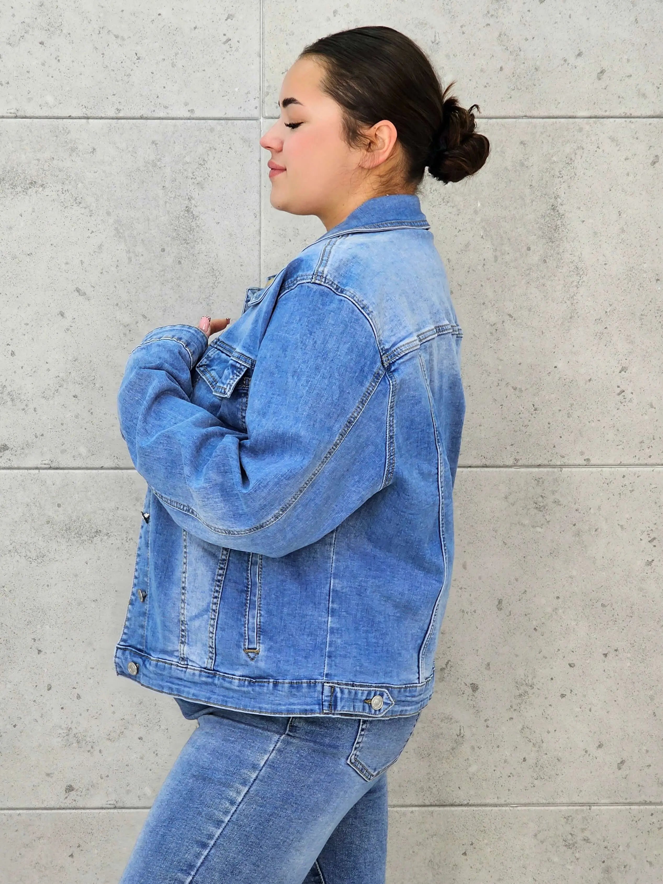 Kurtka jeansowa plus size – klasyka, która podkreśla kobiecą sylwetkę XXL Stylowa XL