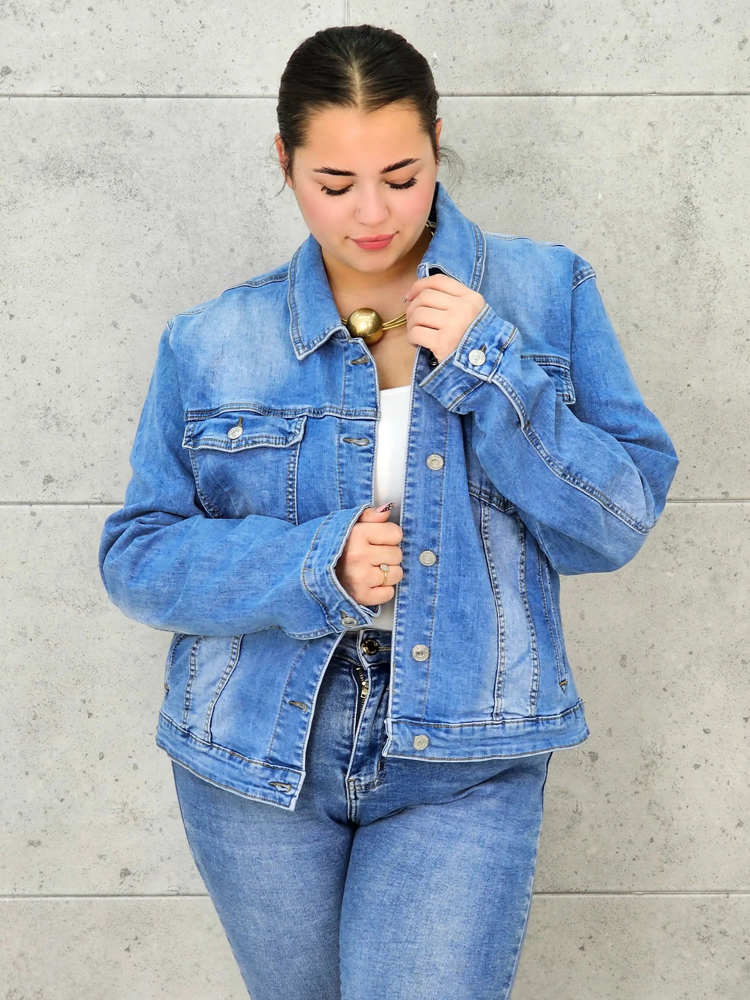 Kurtka jeansowa plus size – klasyka, która podkreśla kobiecą sylwetkę XXL Stylowa XL