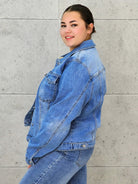 Kurtka jeansowa plus size – klasyka, która podkreśla kobiecą sylwetkę XXL Stylowa XL