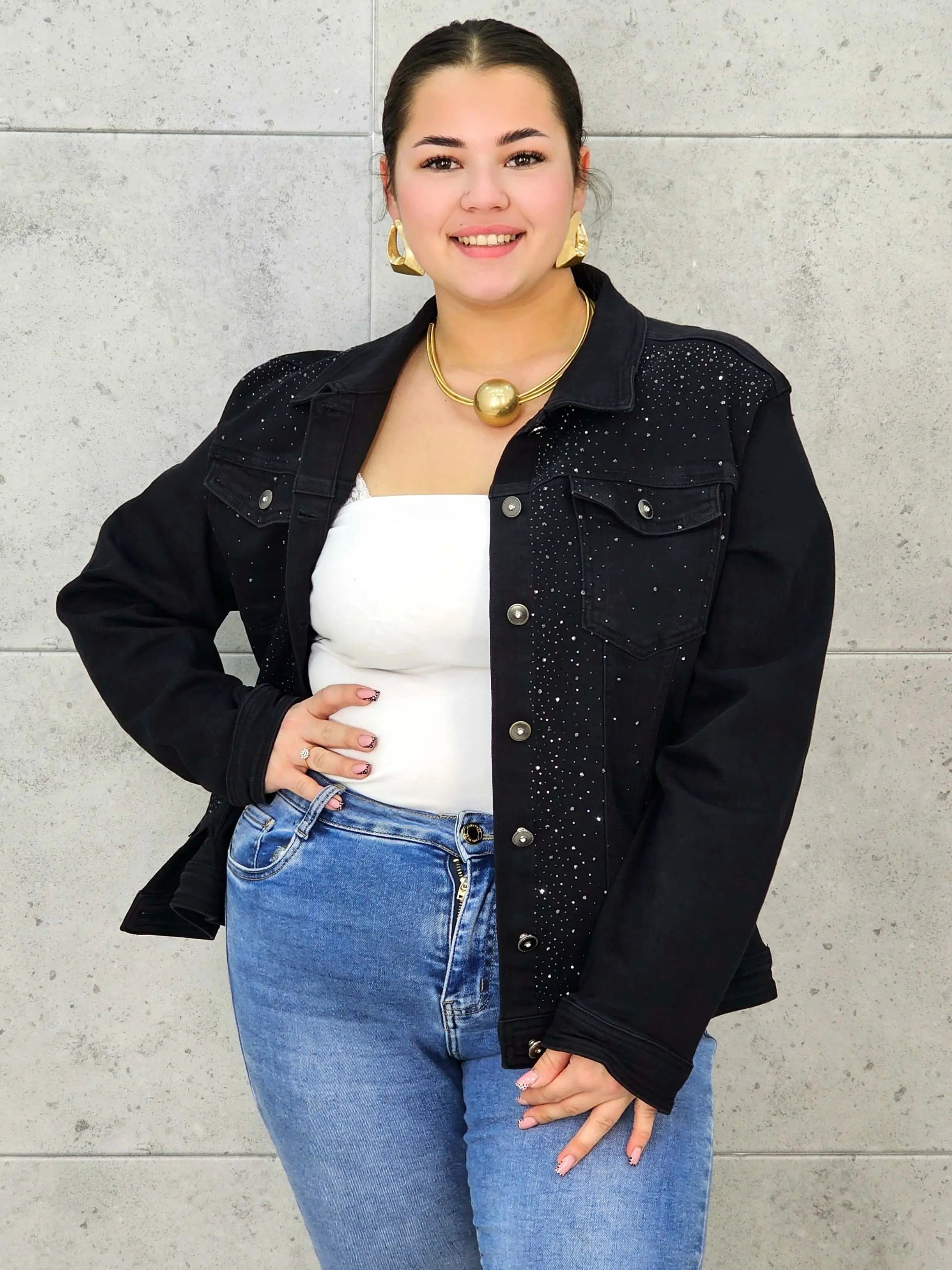 Kurtka jeansowa plus size czarna z cyrkoniami – elegancja i blask dla kobiet XXL Stylowa XL
