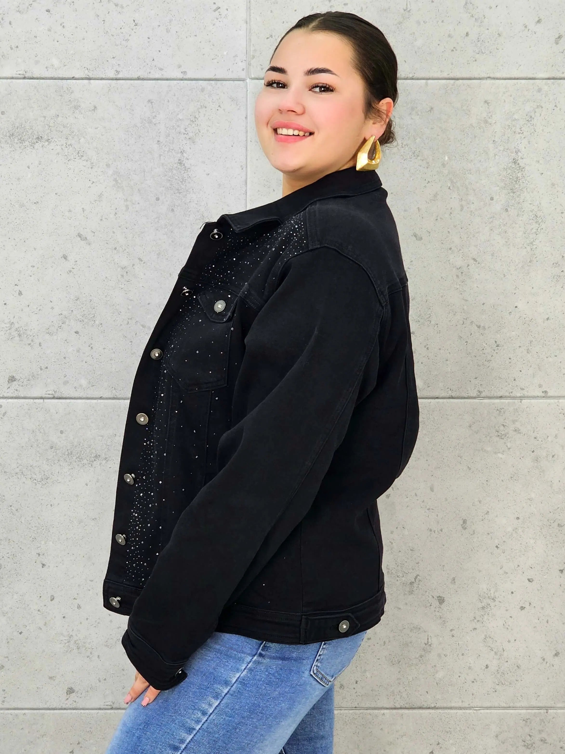 Kurtka jeansowa plus size czarna z cyrkoniami – elegancja i blask dla kobiet XXL Stylowa XL