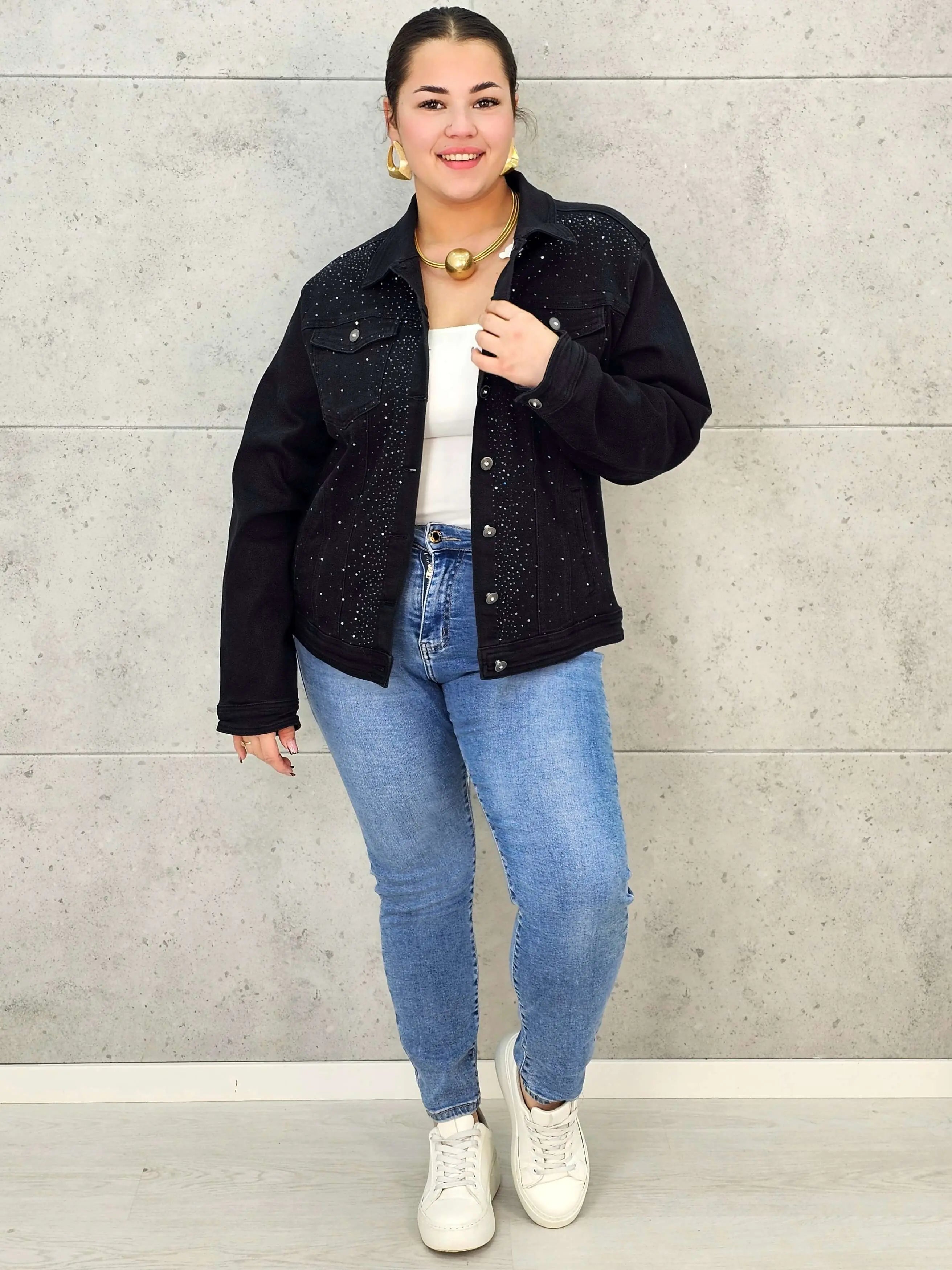 Kurtka jeansowa plus size czarna z cyrkoniami – elegancja i blask dla kobiet XXL Stylowa XL