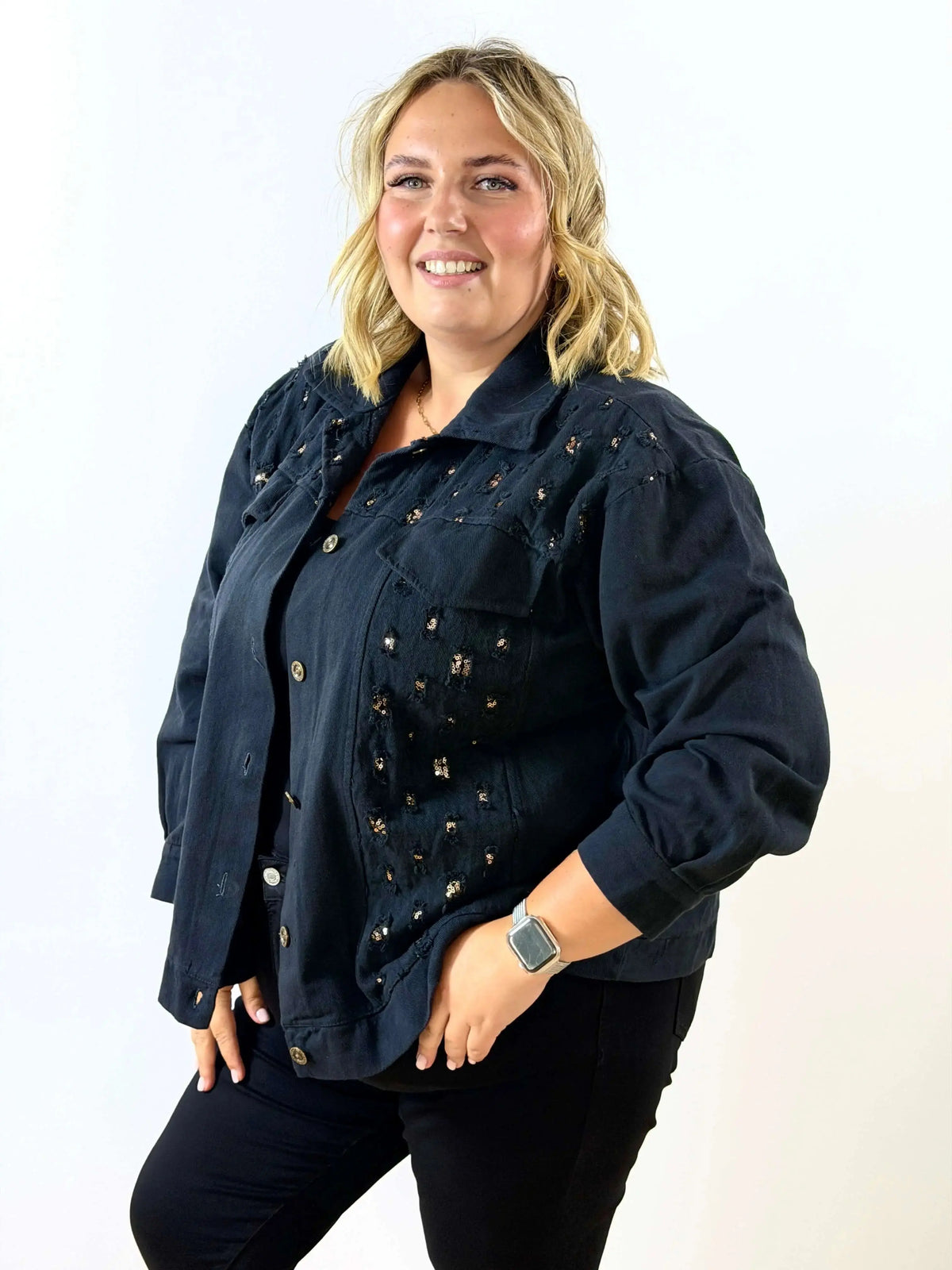 Kurtka jeansowa plus size z cekinowymi przetarciami – modny fason z charakterem Stylowa XL