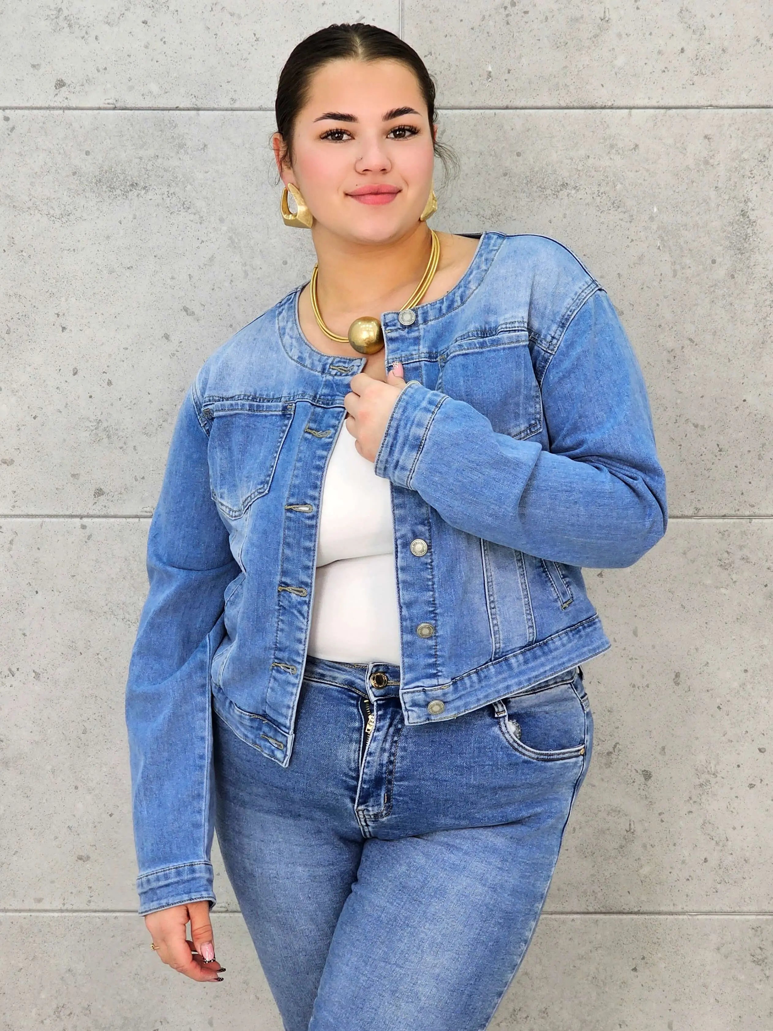 Kurtka jeansowa plus size z klasycznym krojem – Stylowa, lekka i uniwersalna Stylowa XL