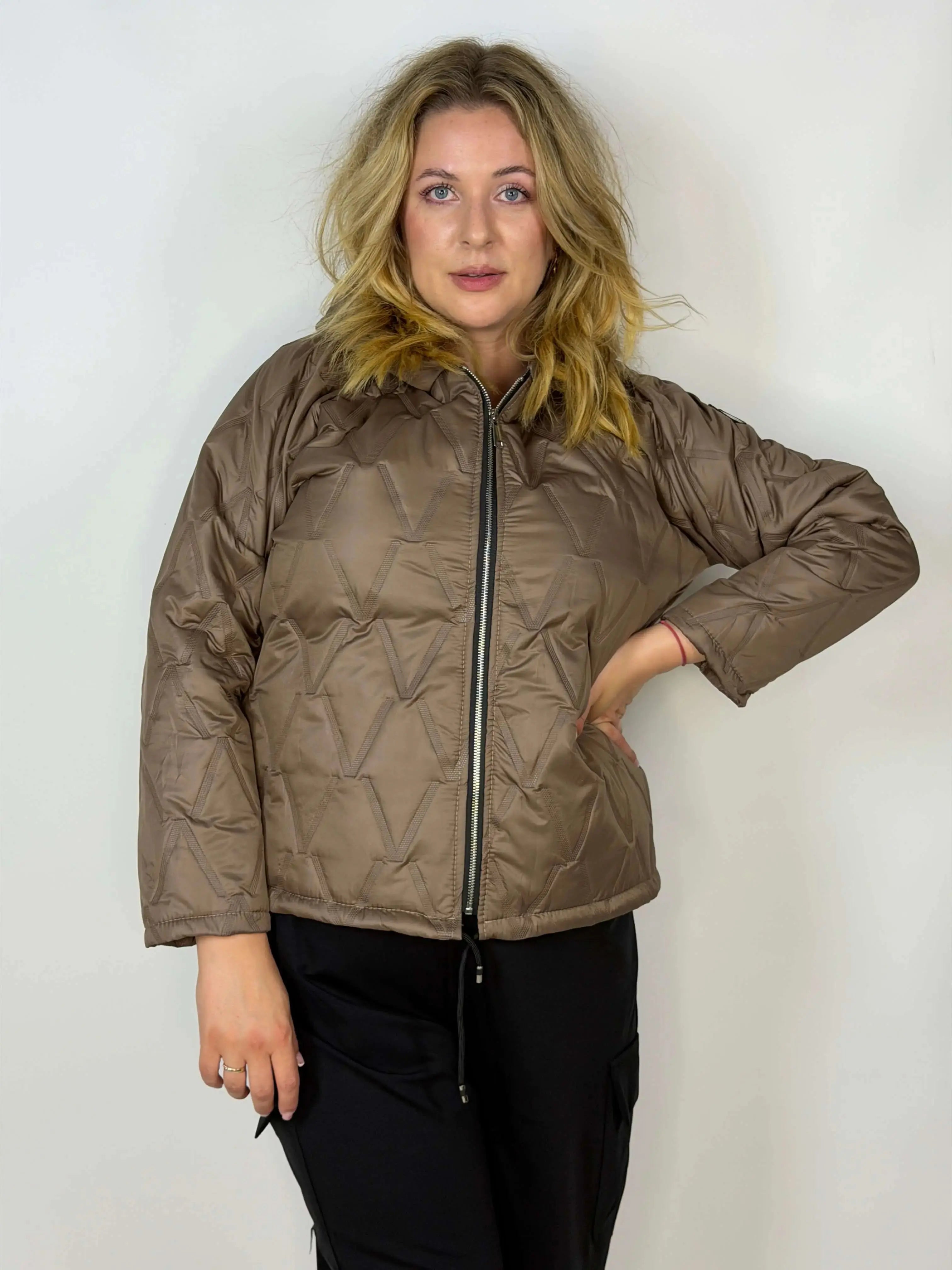 Kurtka pikowana Plus Size z kapturem Stylowa XL