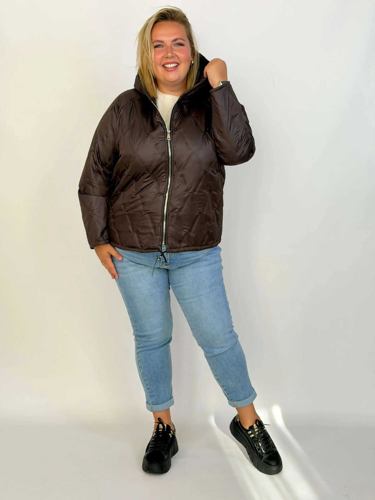 Kurtka pikowana Plus Size z kapturem Stylowa XL