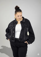 Kurtka plus size XXL z ćwiekami – czarna, modna i wyrazista Stylowa XL