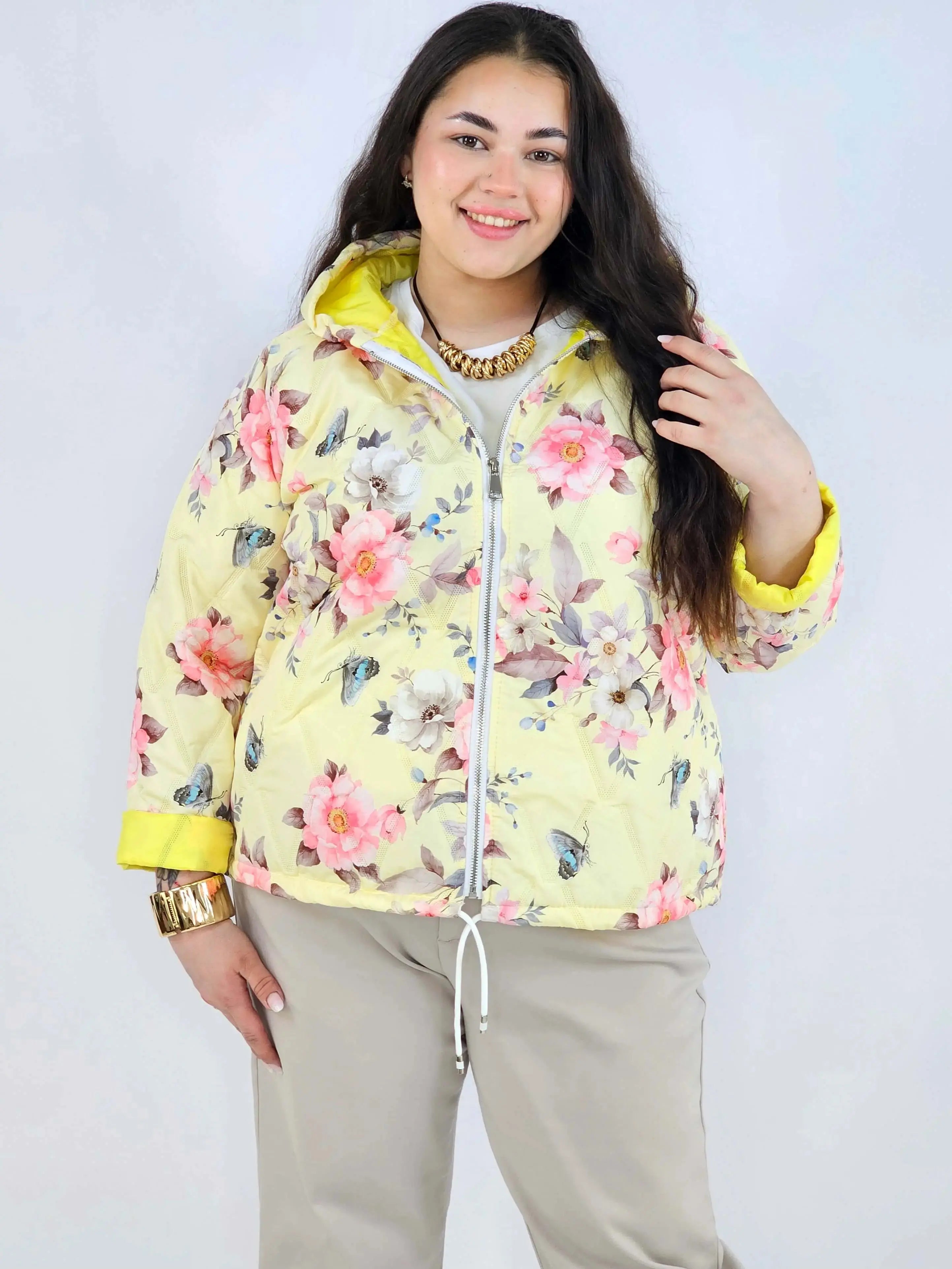 Kurtka plus size – krótka pikowana kurtka XXL na zamek z florystycznym nadrukiem Stylowa XL