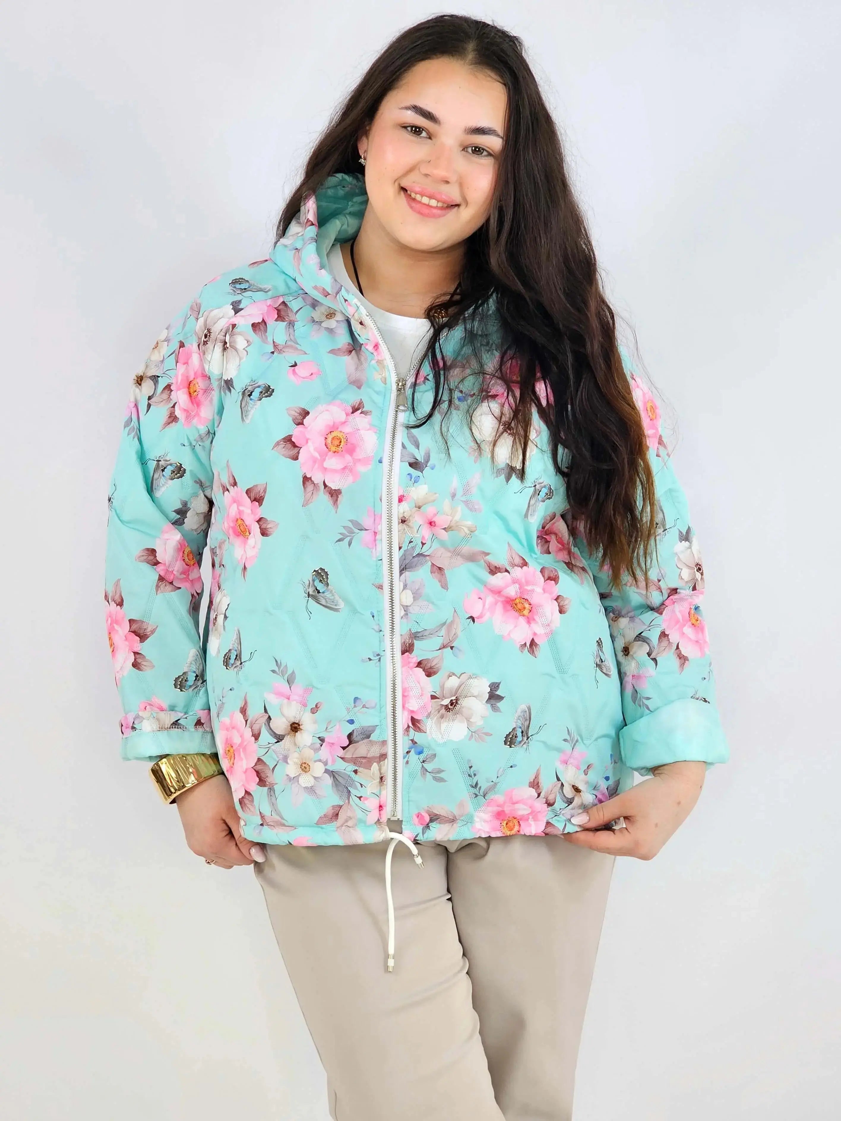 Kurtka plus size – krótka pikowana kurtka XXL na zamek z florystycznym nadrukiem Stylowa XL