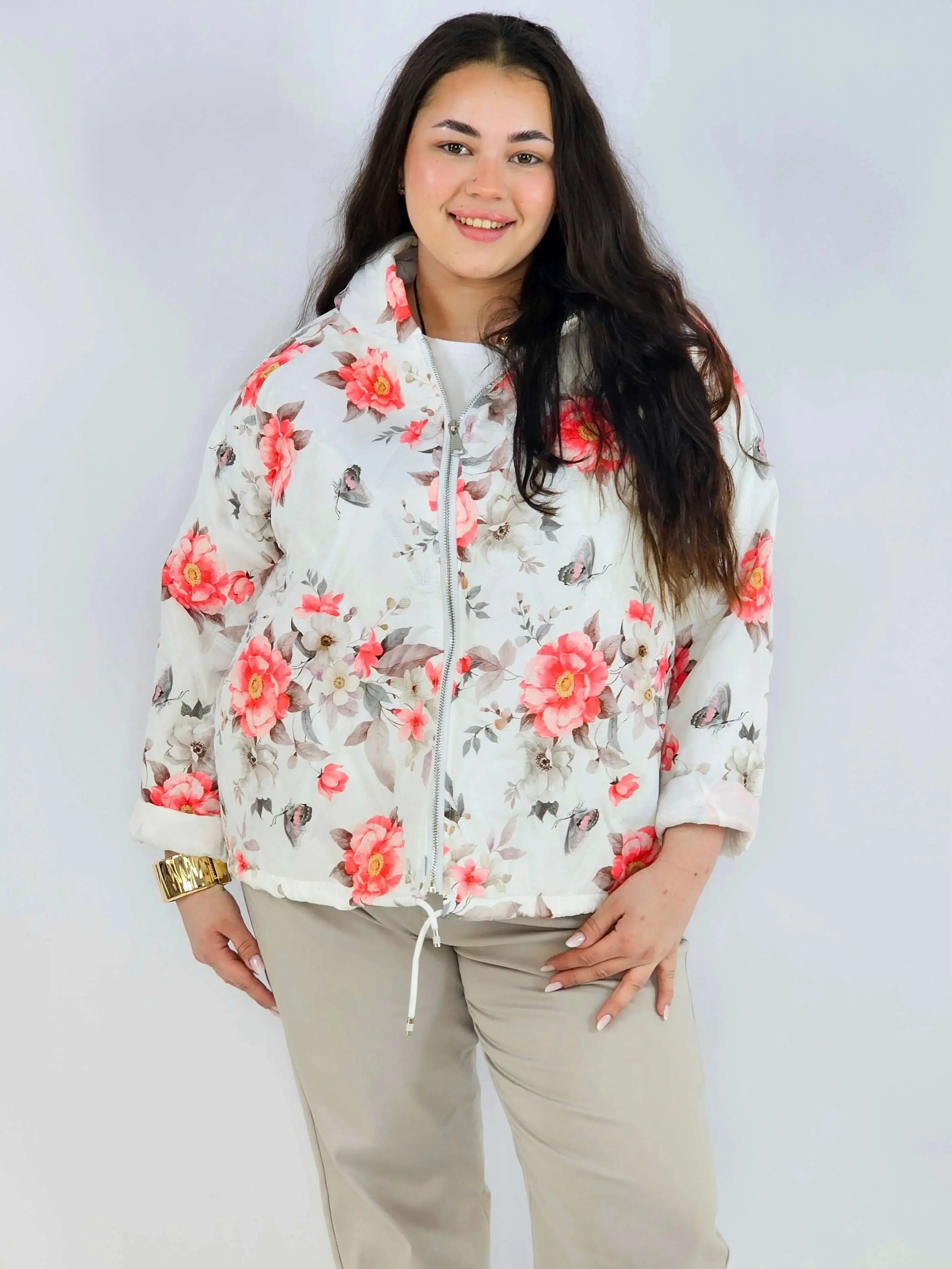 Kurtka plus size – krótka pikowana kurtka XXL na zamek z florystycznym nadrukiem Stylowa XL