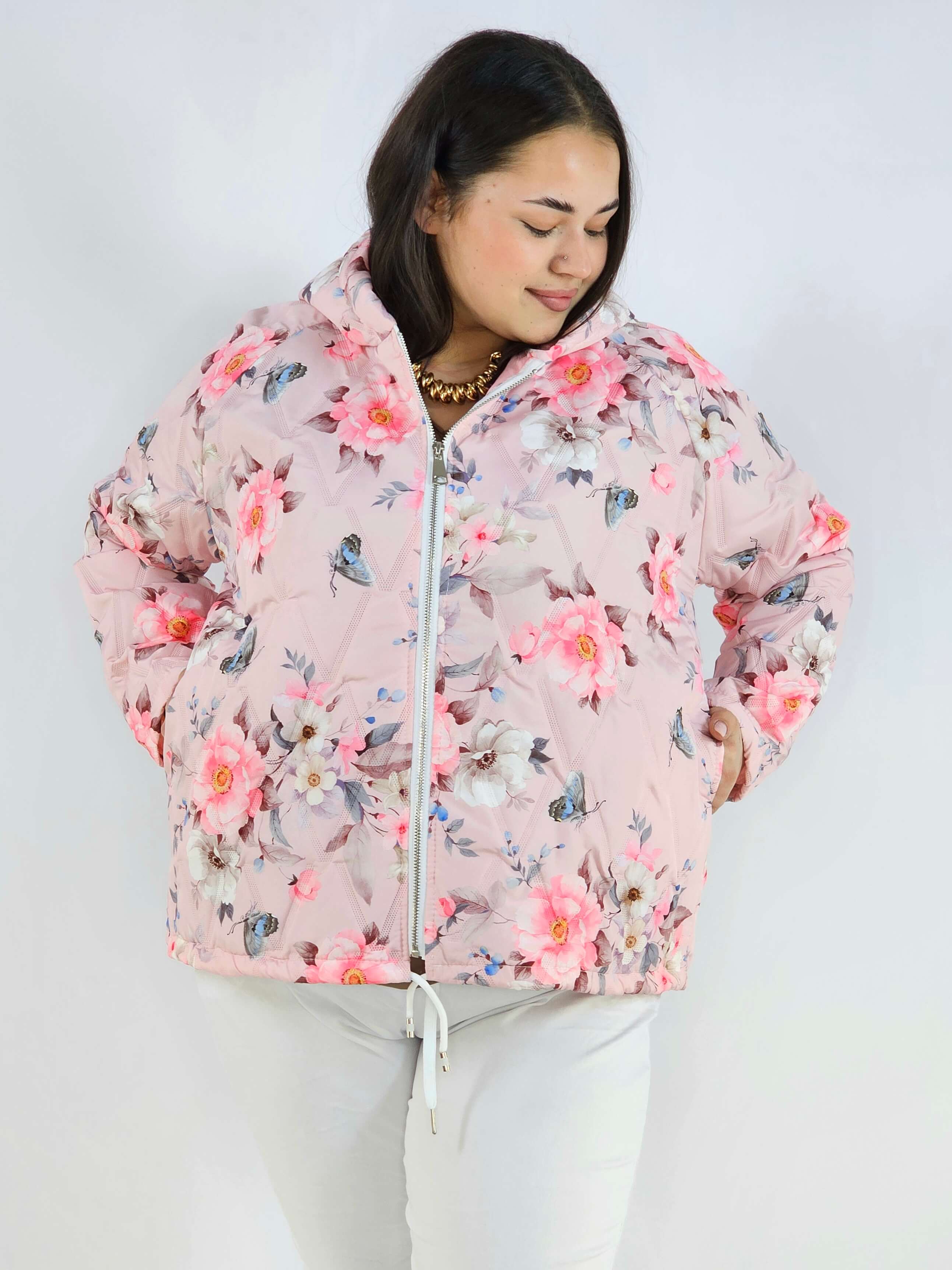 Kurtka plus size – krótka pikowana kurtka XXL na zamek z florystycznym nadrukiem Stylowa XL