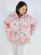 Kurtka plus size – krótka pikowana kurtka XXL na zamek z florystycznym nadrukiem Stylowa XL