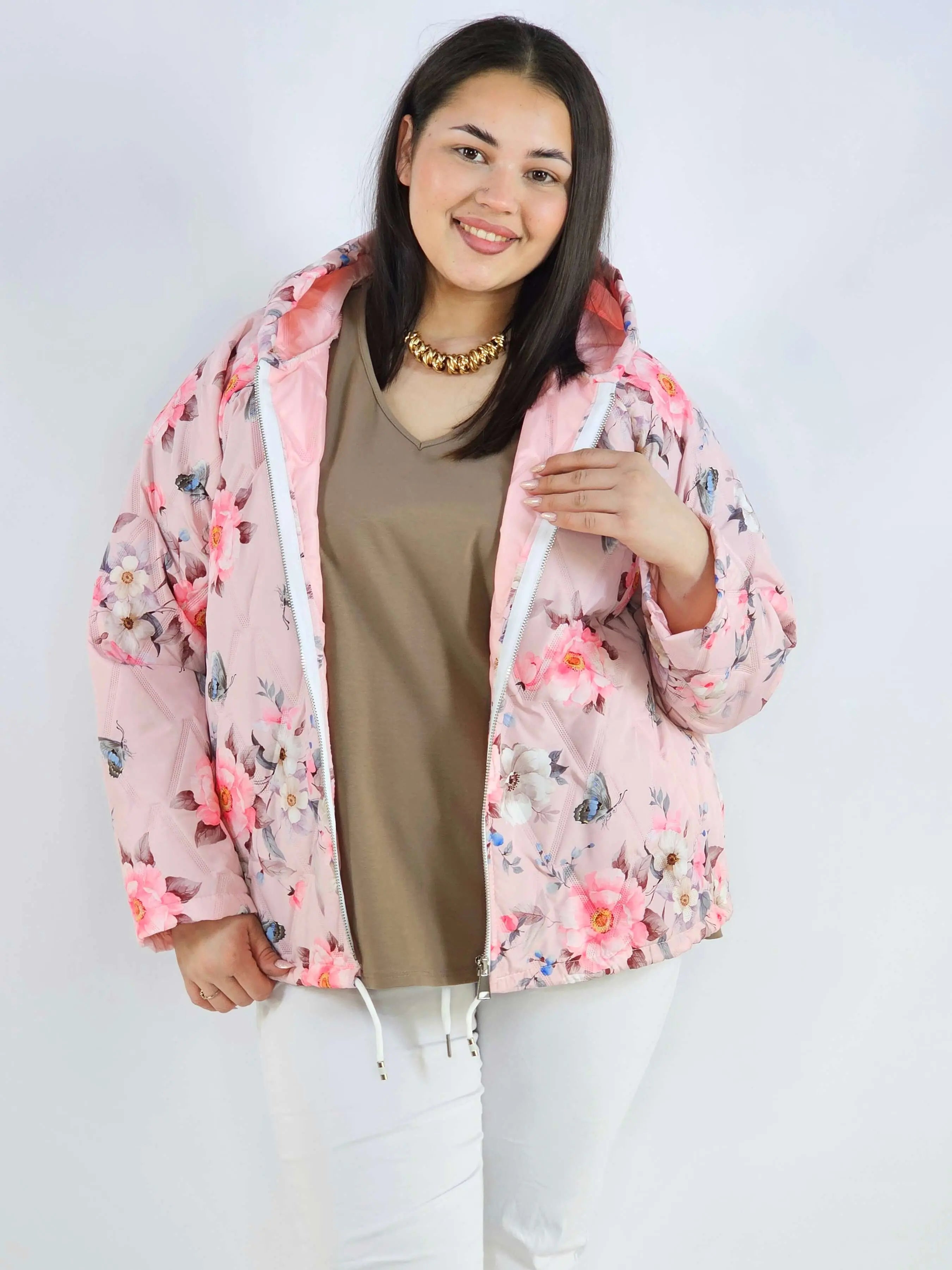 Kurtka plus size – krótka pikowana kurtka XXL na zamek z florystycznym nadrukiem Stylowa XL