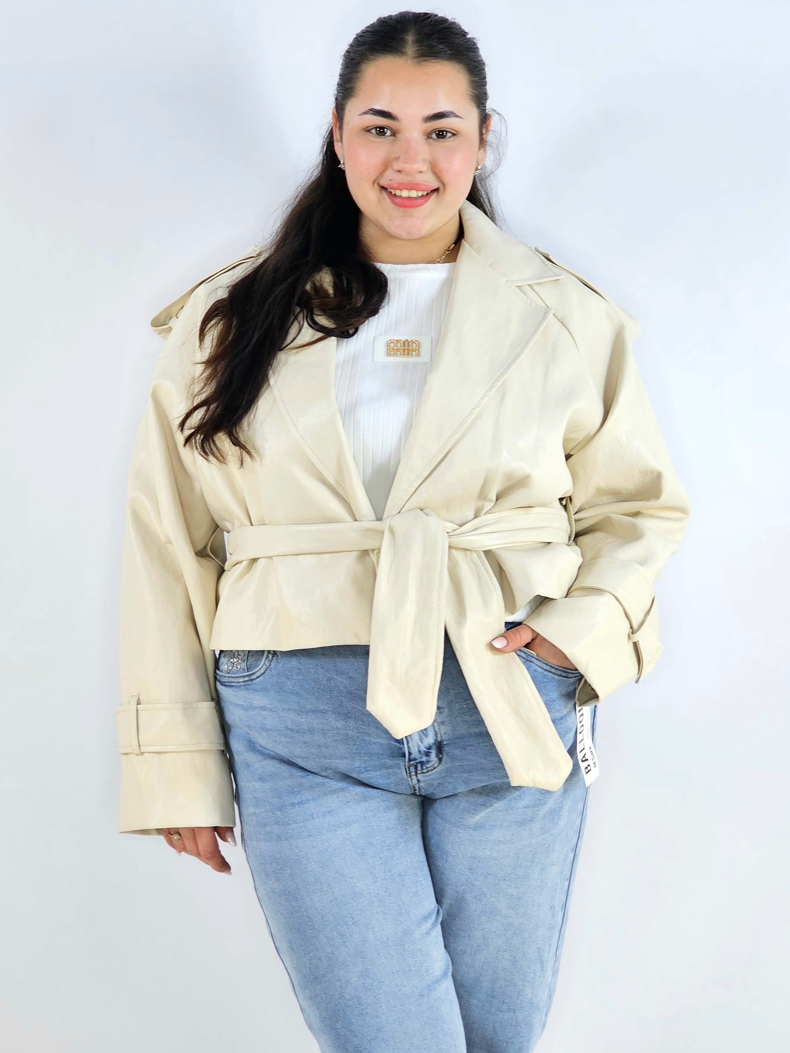 Kurtka plus size beżowa – krótki trencz XXL z paskiem Stylowa XL