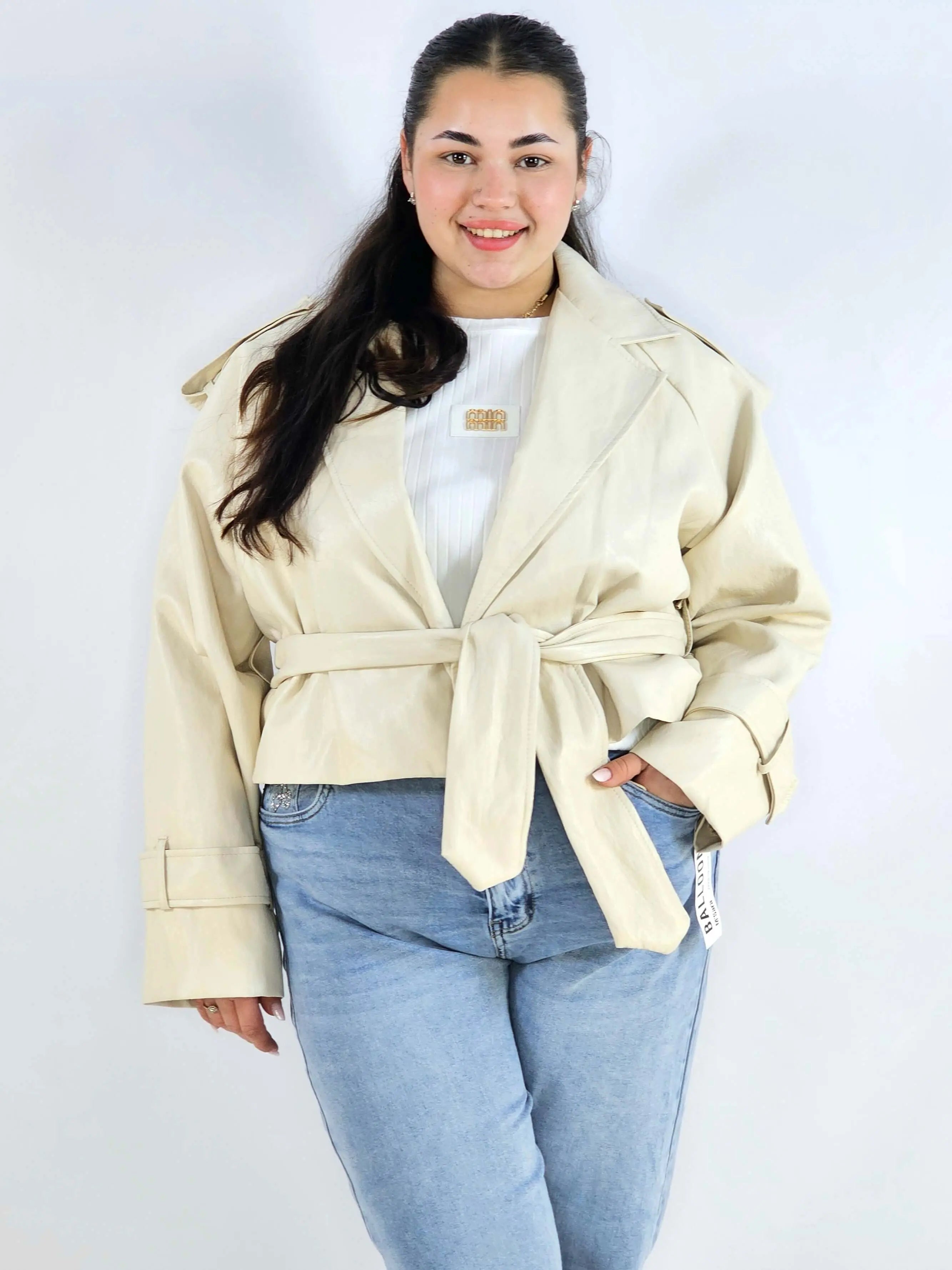Kurtka plus size beżowa – krótki trencz XXL z paskiem Stylowa XL